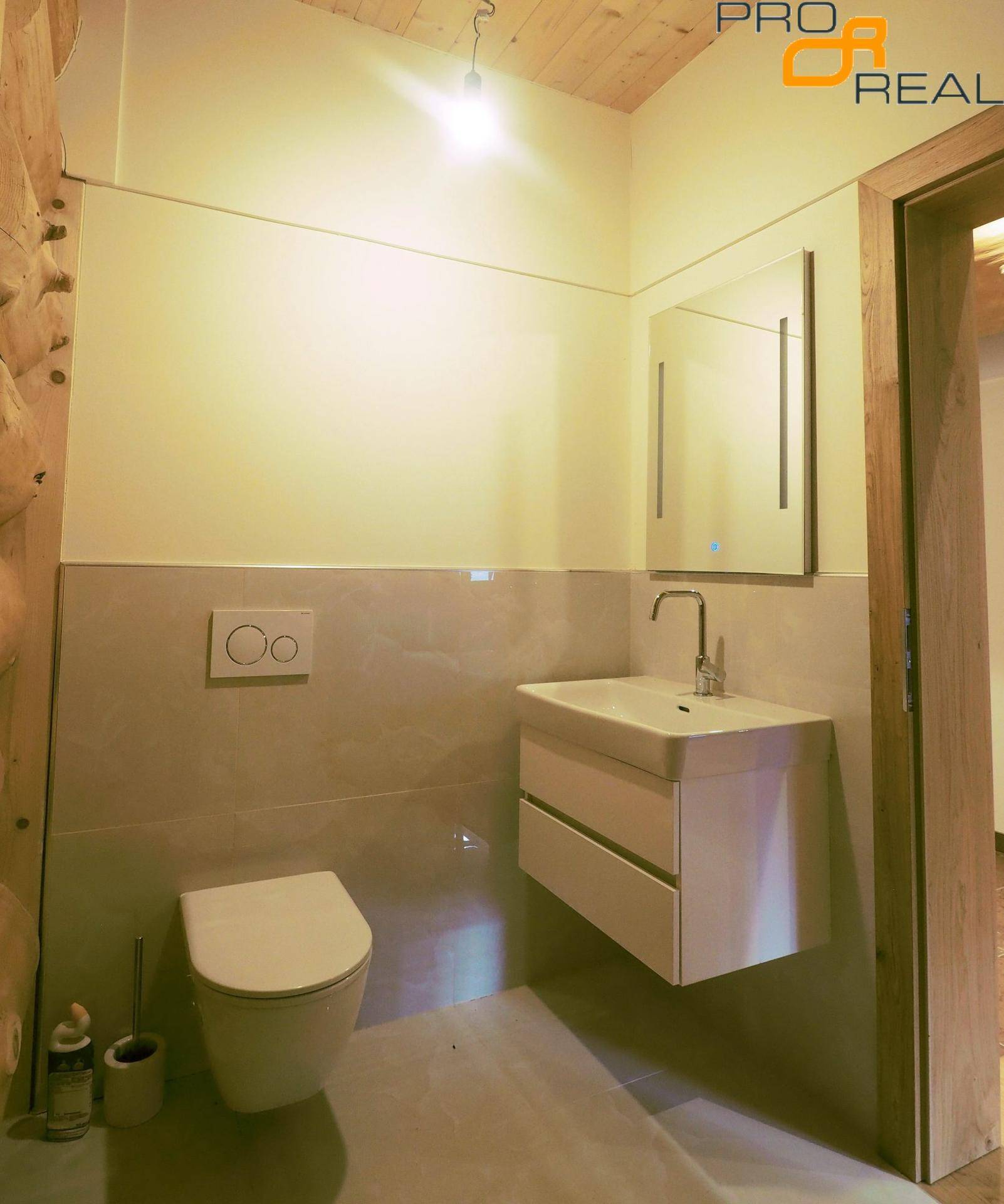 Modernes Gäste-WC mit wandhängender Toilette und Einzelwaschbecken.