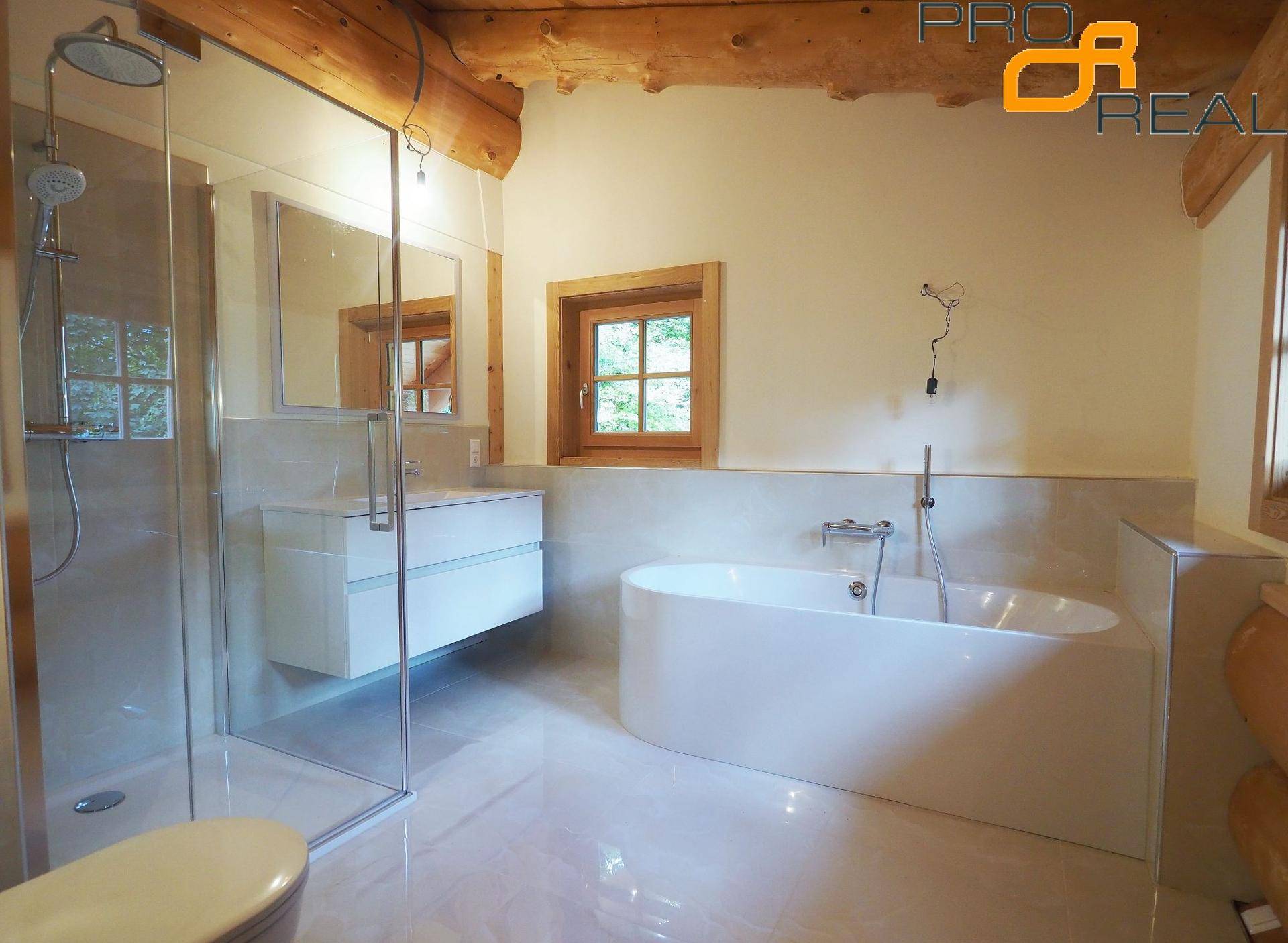 Modernes Badezimmer mit freistehender Badewanne, Duschkabine und Einzelwaschbecken.