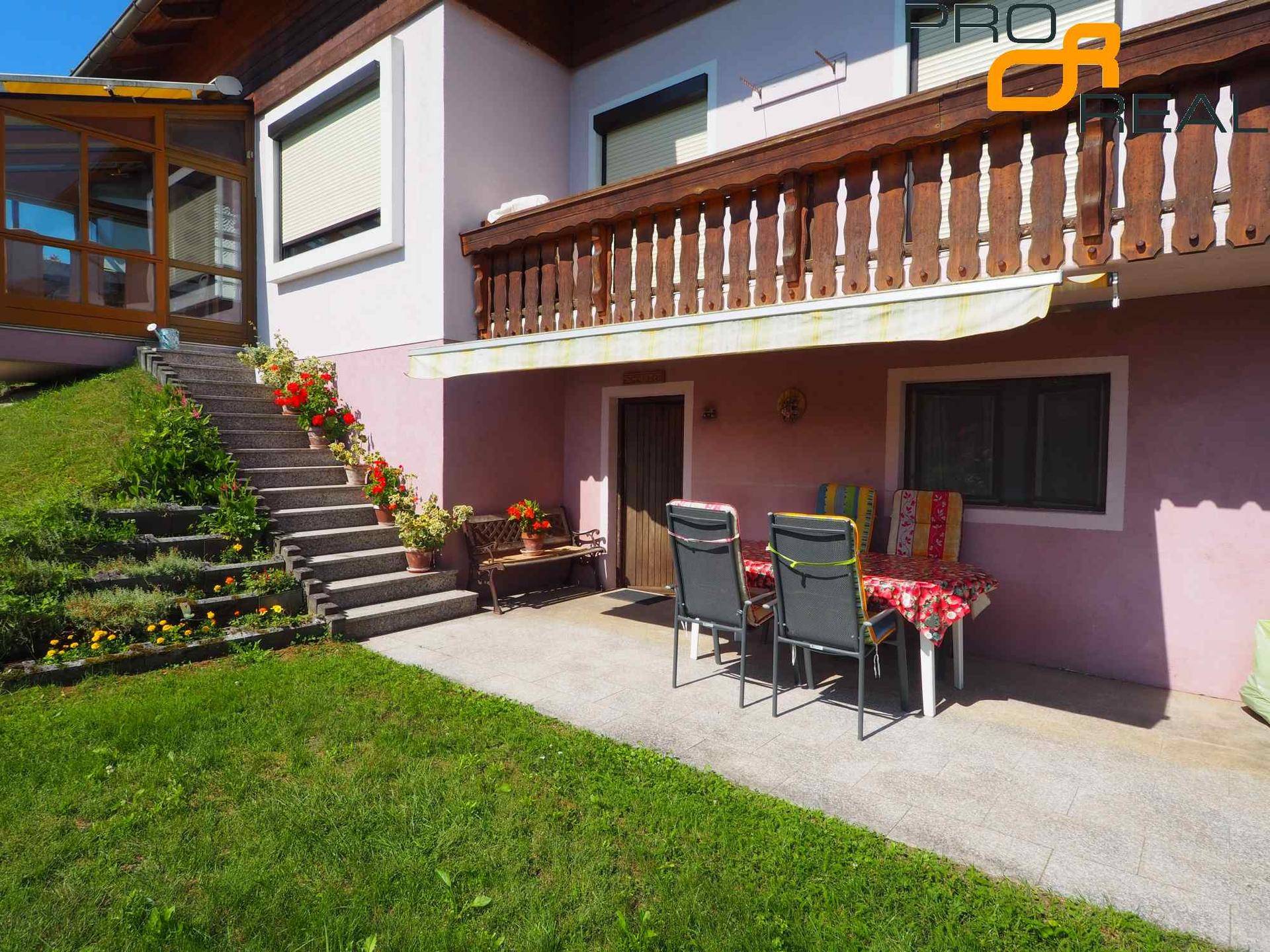 Gemütliche Terrasse mit Sitzgelegenheiten und Zugang zum Garten sowie einem Wintergarten.