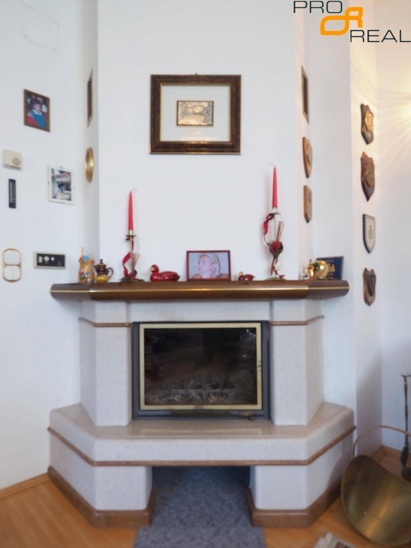 Gemütlicher Kamin im Wohnbereich, umgeben von traditionellen Dekorationen.