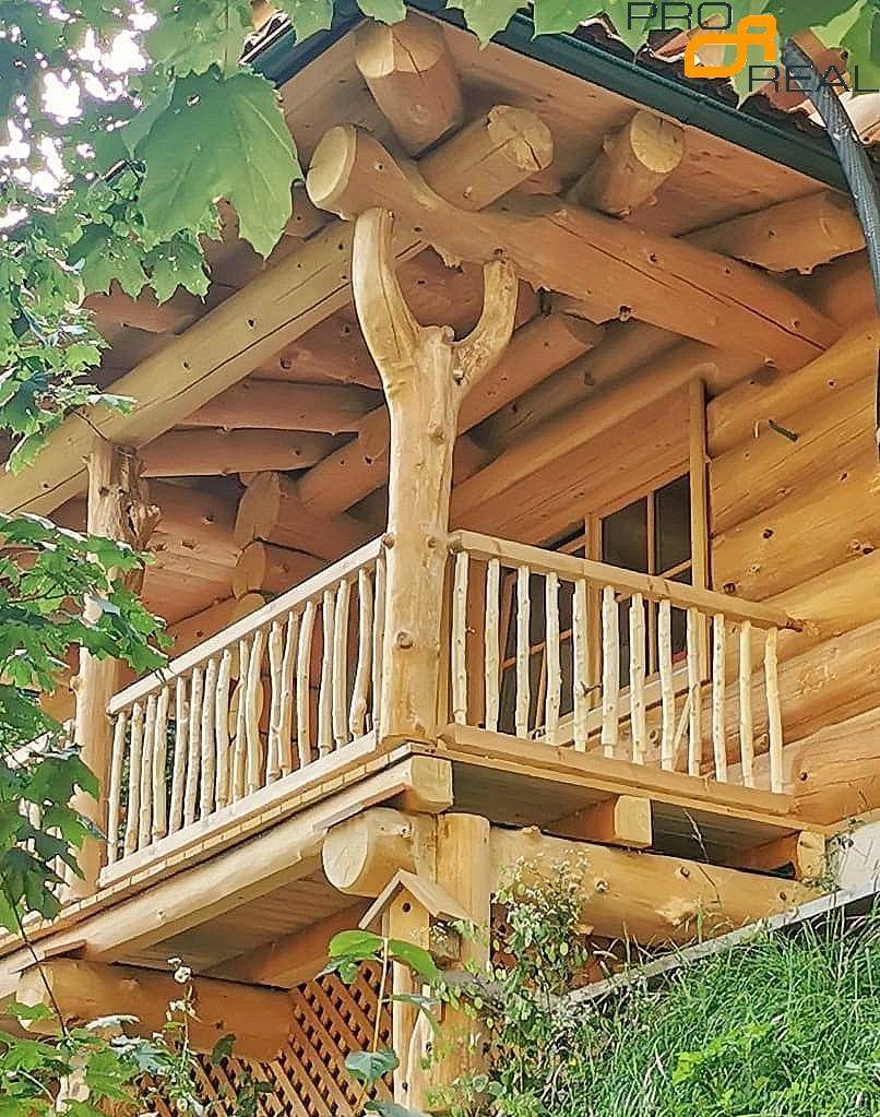 Detailansicht des rustikalen Holzbalkons mit handgefertigtem Geländer.