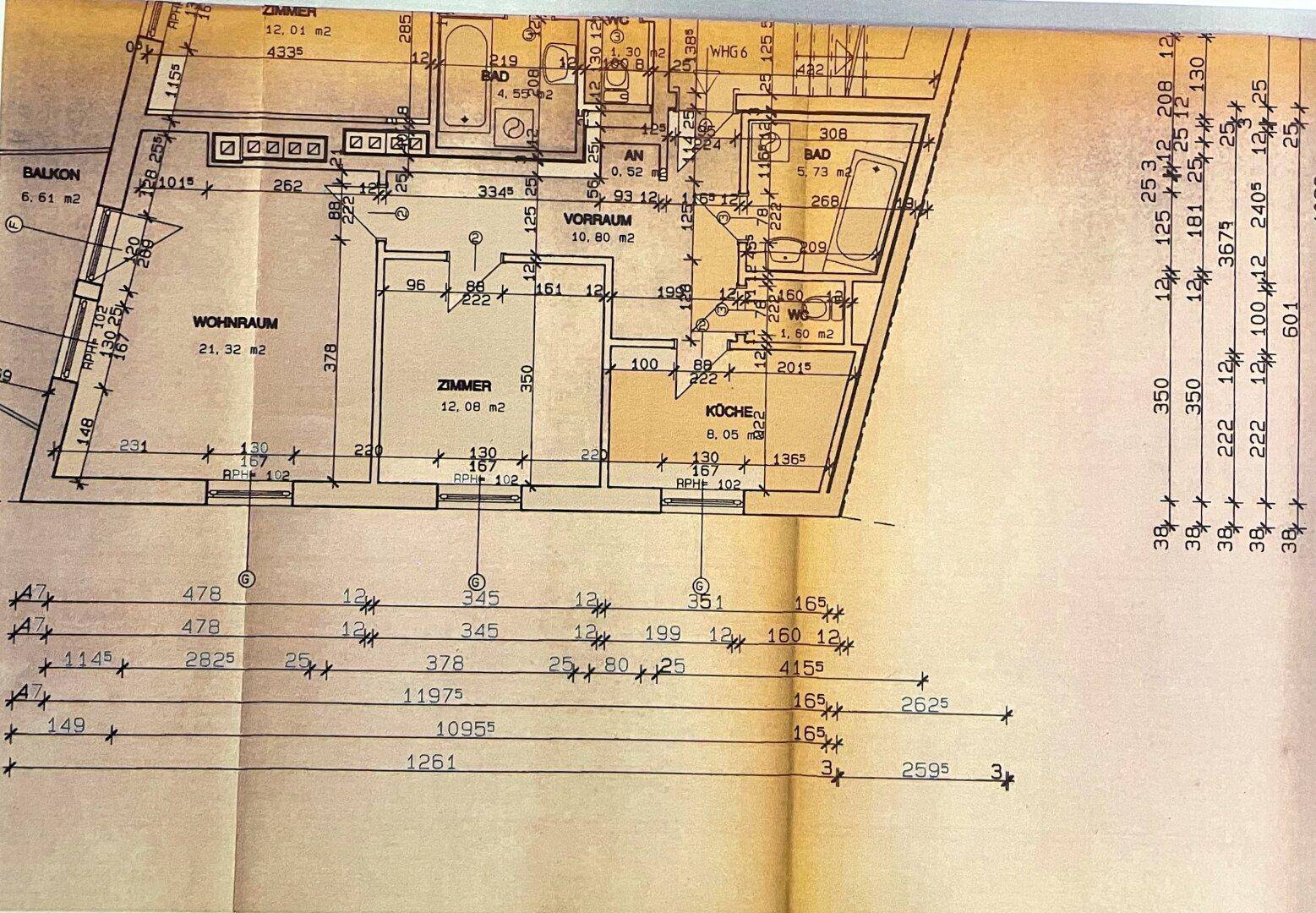 Detaillierter Grundrissplan mit Raumaufteilung, Maßen und Balkon.