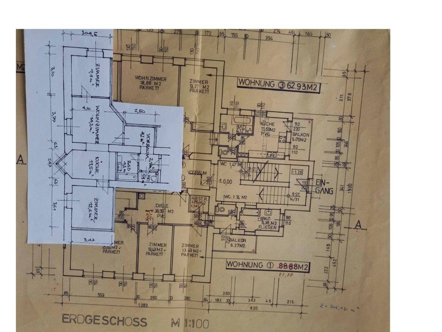 Grundriss des Erdgeschosses mit zwei Wohnungen und detaillierten Raumaufteilungen.