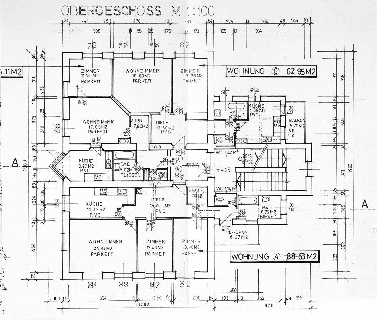 Detaillierter Grundriss des Obergeschosses mit zwei Wohnungen und Raummaßen.