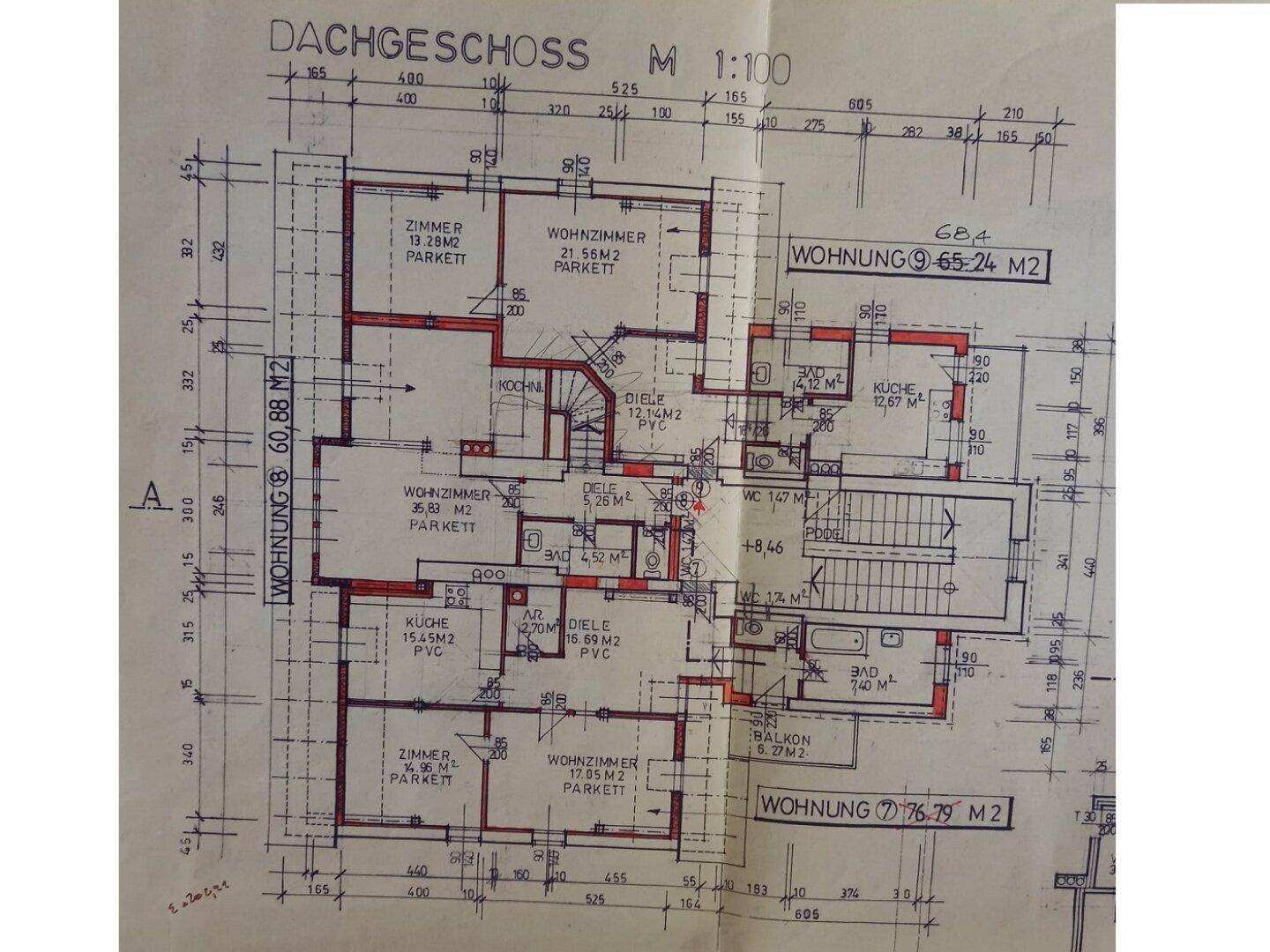 Grundriss des Dachgeschosses mit zwei Wohnungen, Schrägen und Treppenhaus.