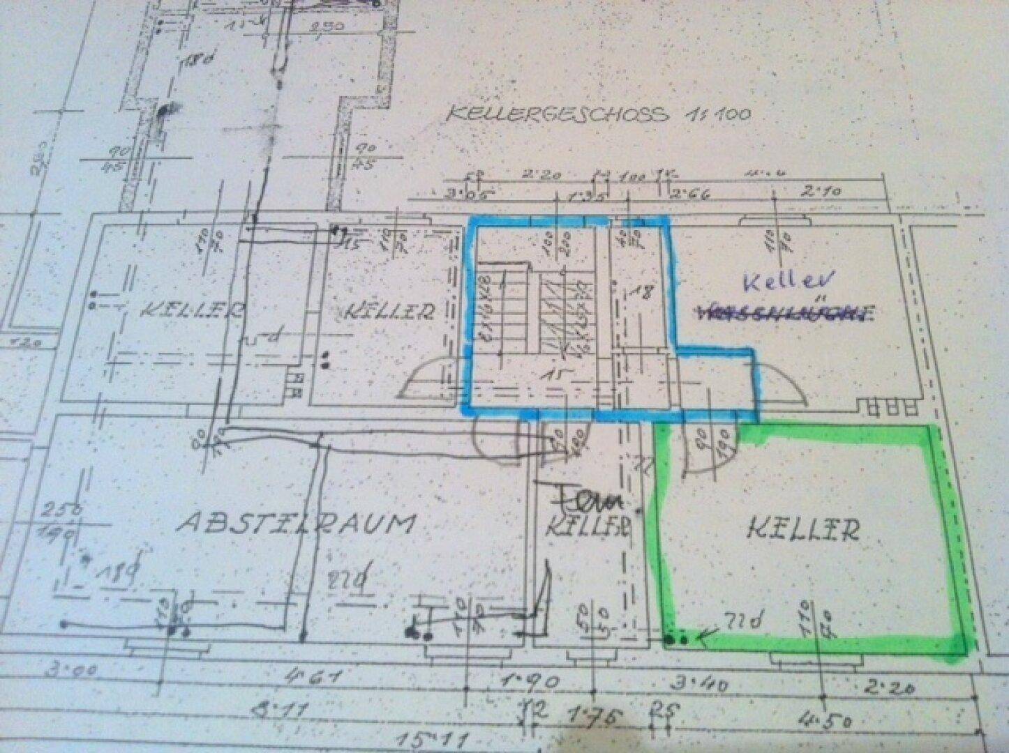 Grundriss des Kellergeschosses mit Abstellräumen und markierten Bereichen.
