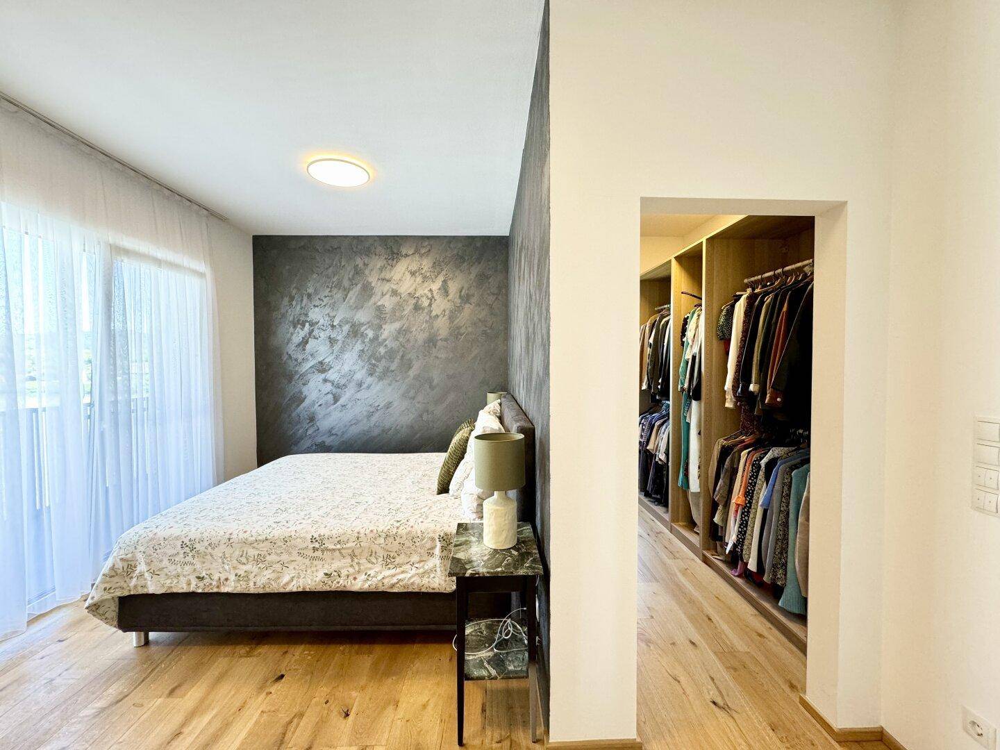 Schlafzimmer mit Garderobe