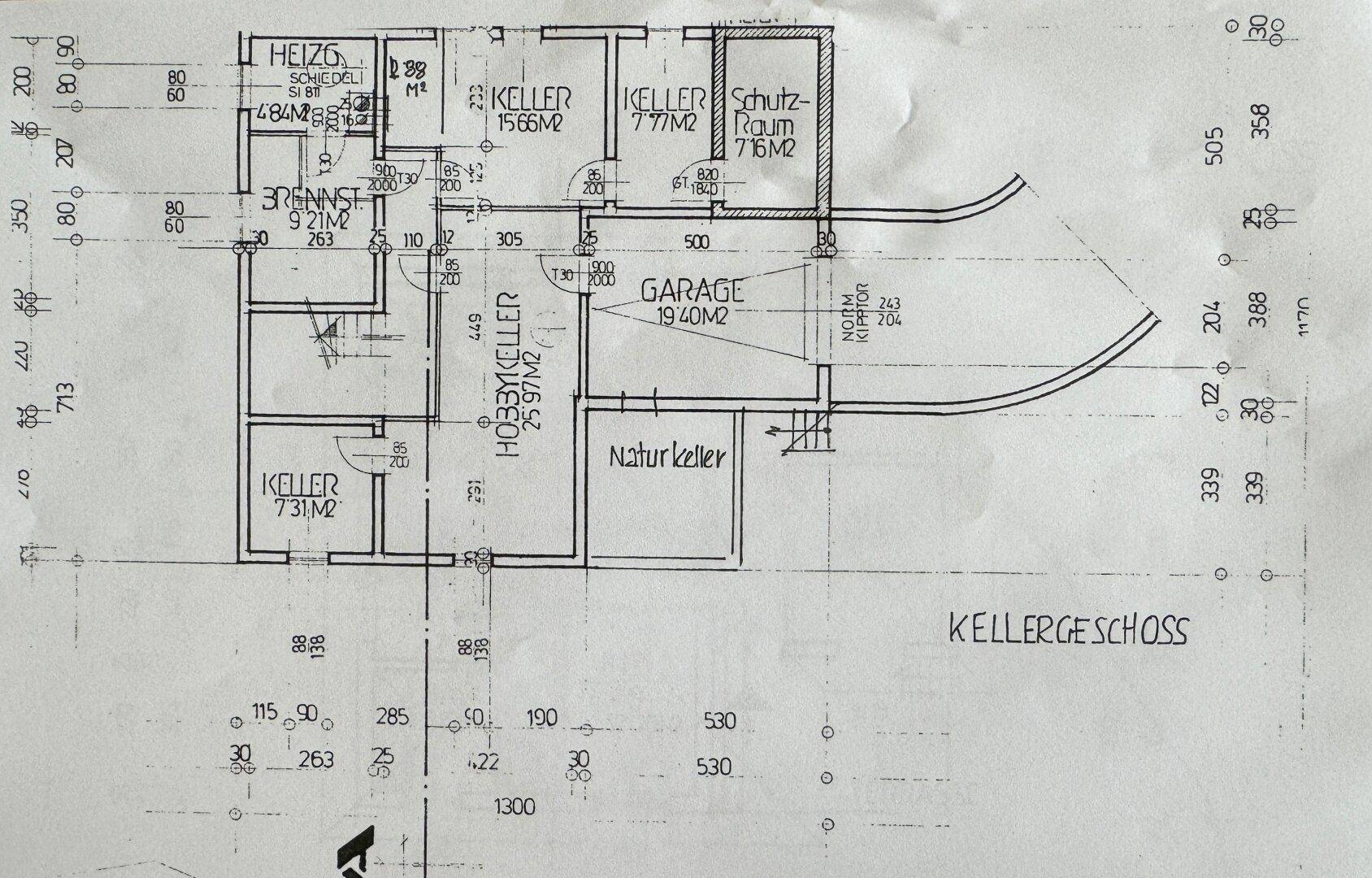 Grundriss des Kellergeschosses mit mehreren Kellerräumen, Hobbykeller und Garage.