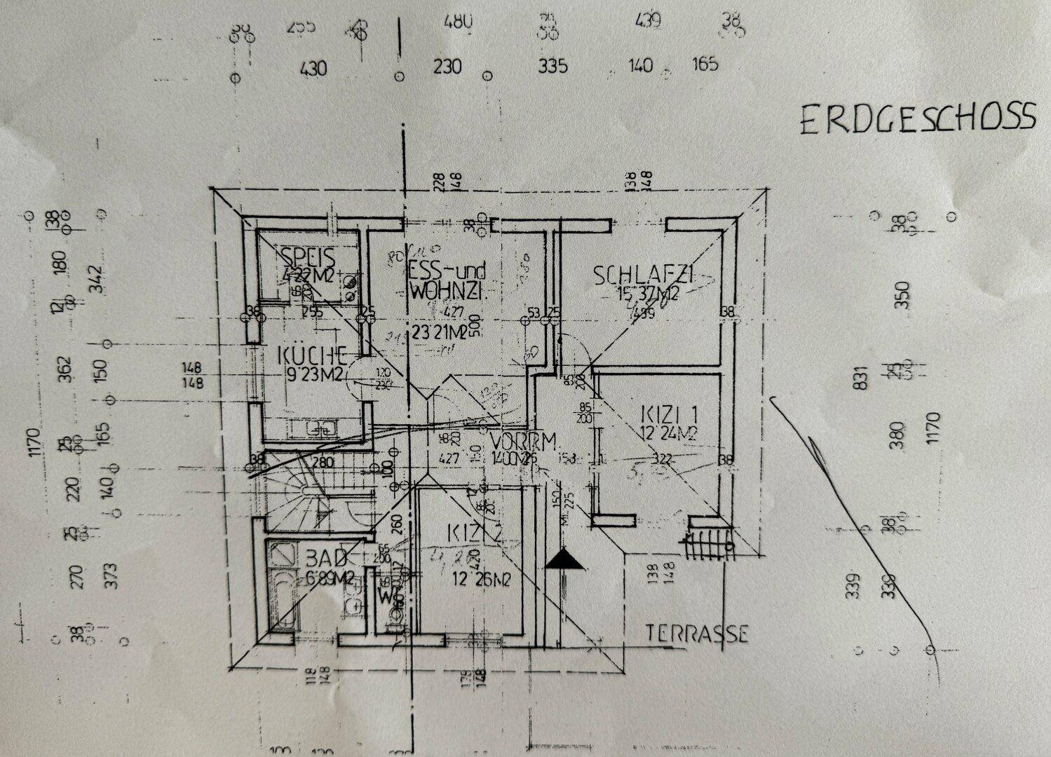 Grundriss des Erdgeschosses mit Küche, Wohn-Essbereich, Schlafzimmern und Terrasse.