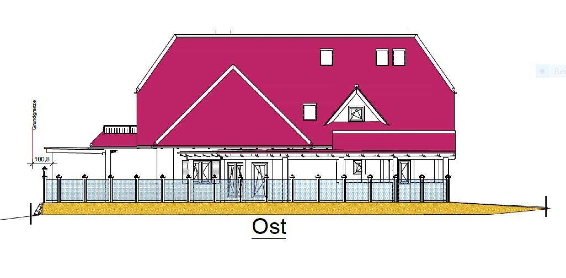 Ostansicht des Hauses mit Fenstern, Balkon und traditionellem Dach.