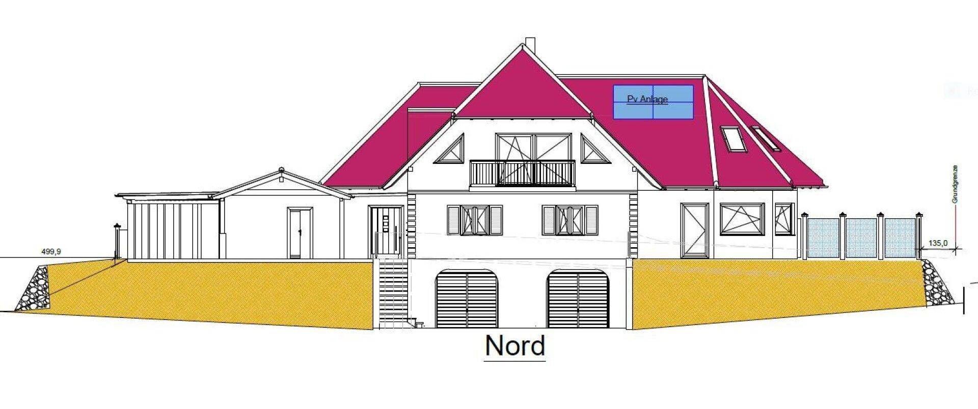 Nordansicht des Hauses mit Garagentoren, Balkon und Photovoltaikanlage.