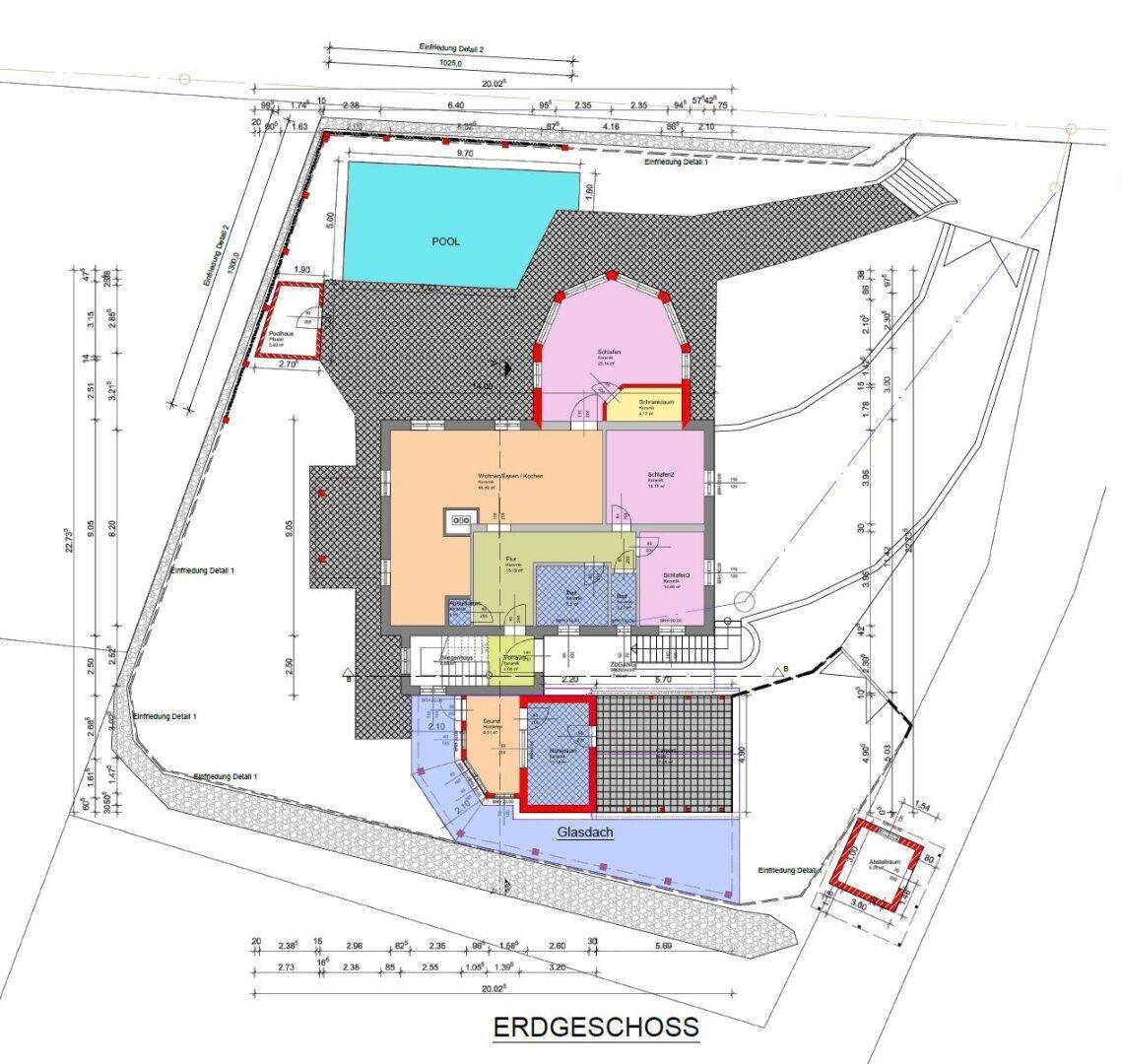 Grundriss des Erdgeschosses mit Pool, Terrasse und verschiedenen Räumen.