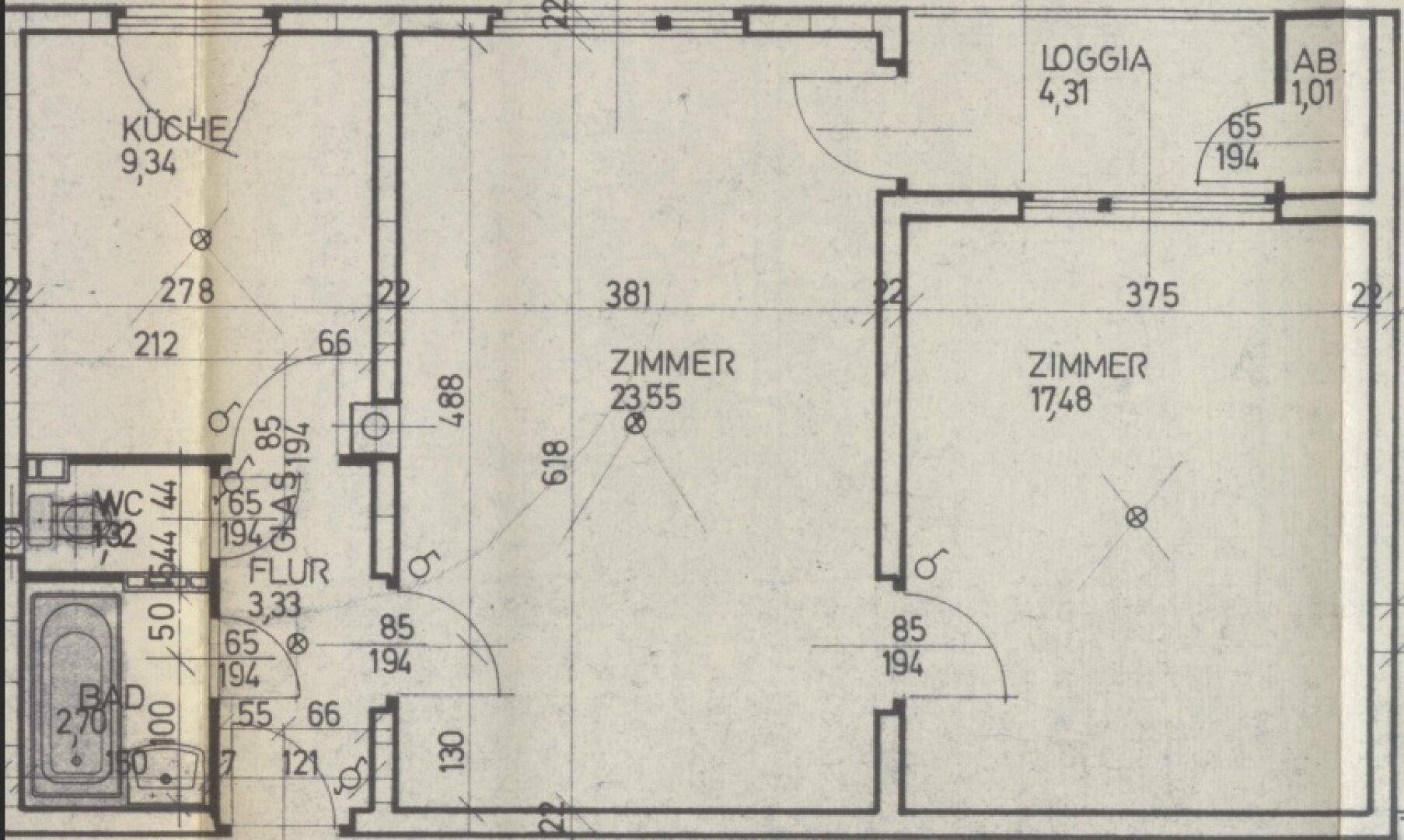Grundriss einer Wohnung mit Küche, Bad, WC, Flur, zwei Zimmern und einer Loggia.