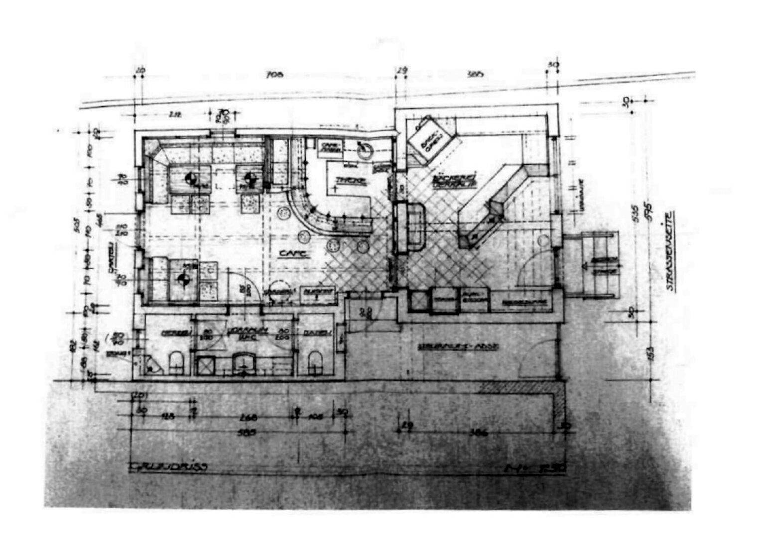 Grundriss des Erdgeschosses mit Café, Theke und Bäckerei-Verkaufsraum.