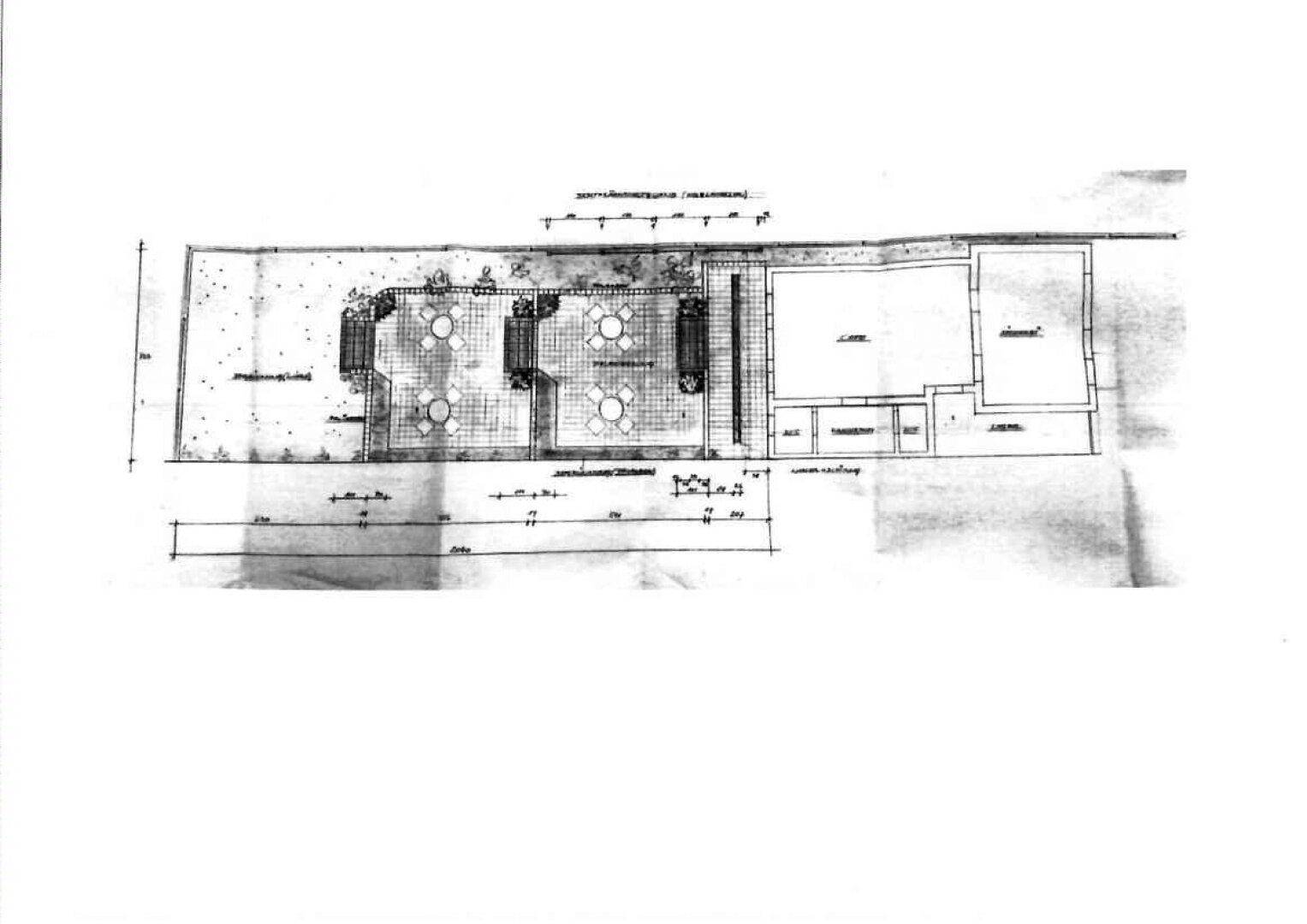 Lageplan des Grundstücks mit Außenbereich und Sitzgelegenheiten.