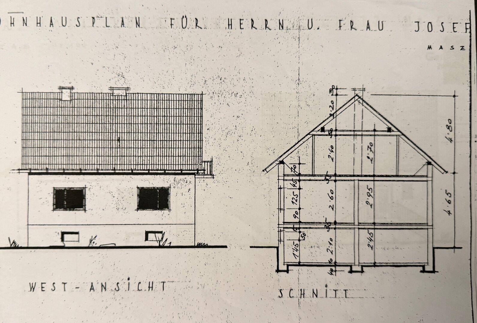 Architektonische Zeichnung der Westansicht und des Schnitts eines Wohnhauses mit Dachneigung.