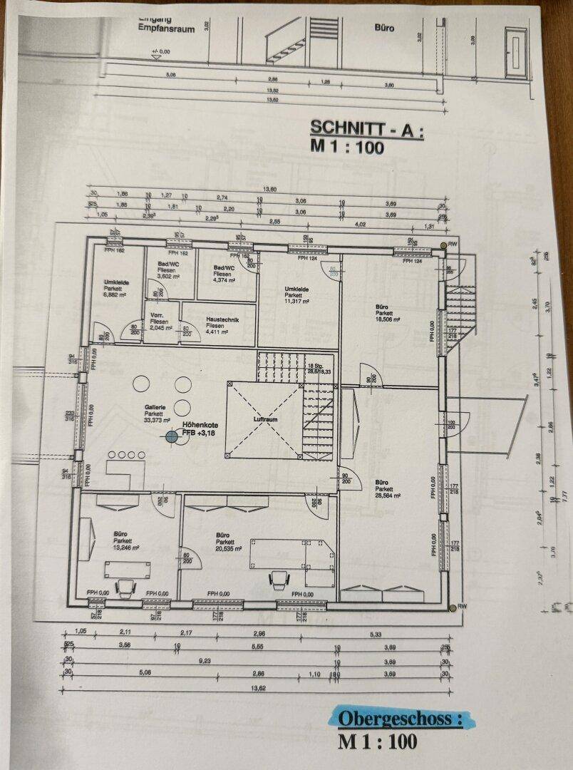 Grundriss des Obergeschosses mit Büros, Bädern und einem offenen Galeriebereich.