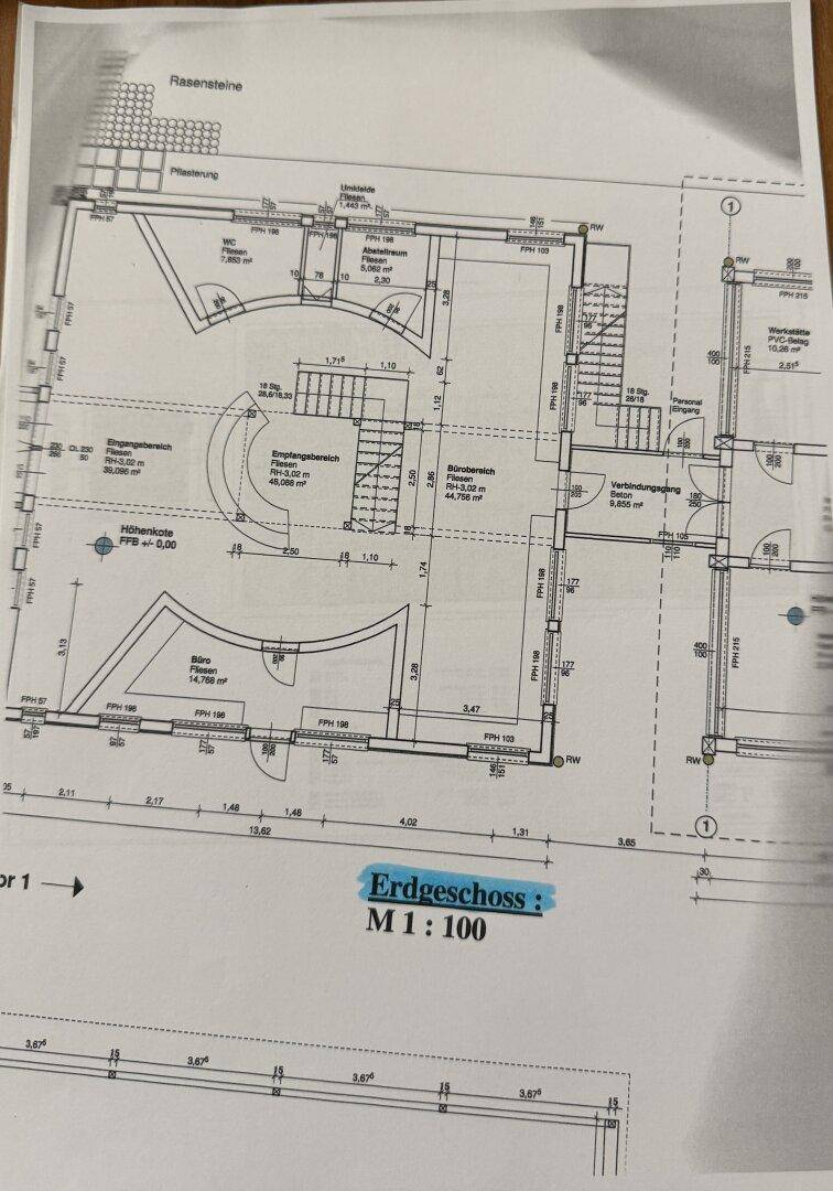 Grundriss des Erdgeschosses mit Empfangsbereich, Büros und Treppenhaus.