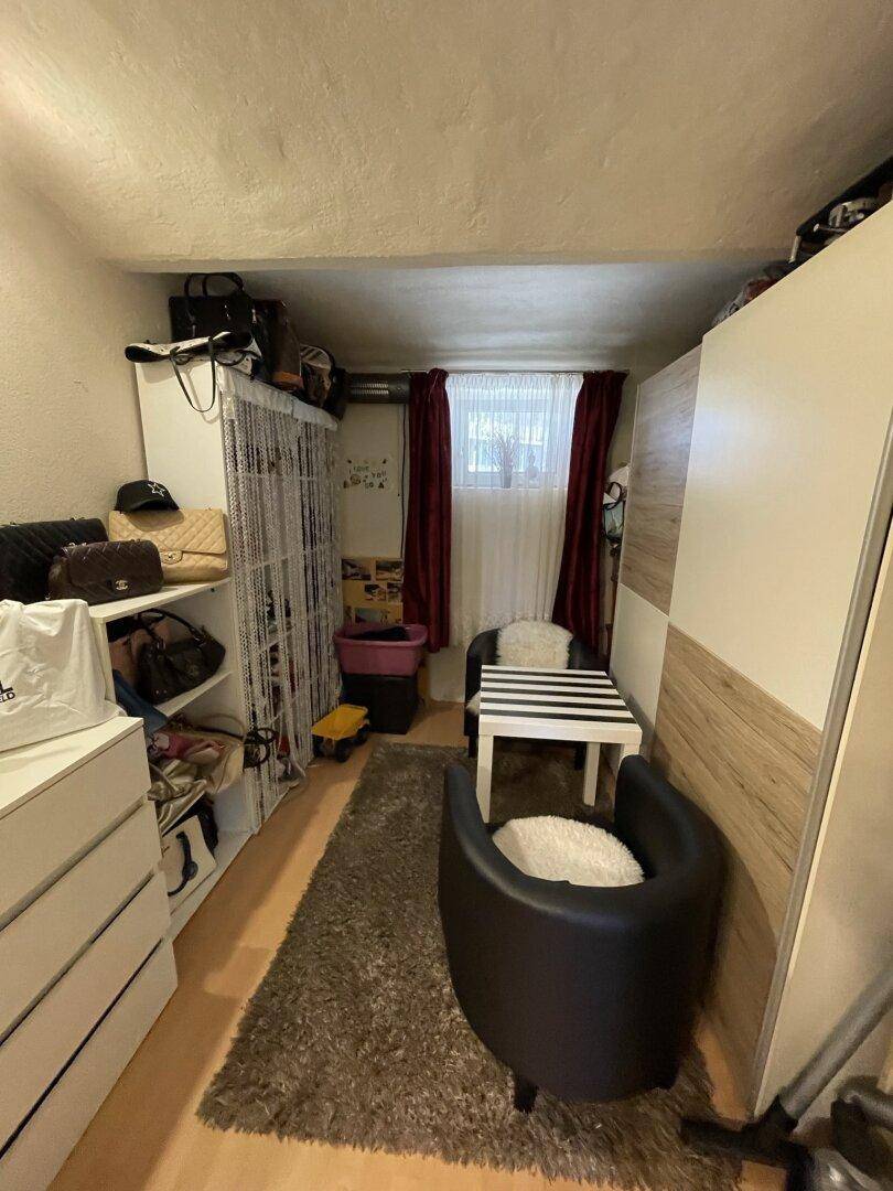 Kleiner Raum mit Stauraum, Schränken und einem kleinen Tisch mit Stühlen.