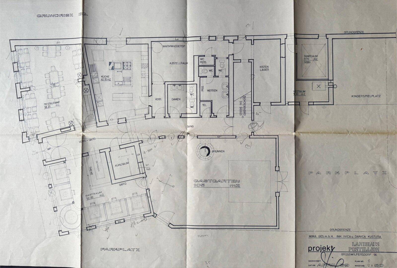 Grundriss des Erdgeschosses mit Restaurant, Küche und Gastgarten.