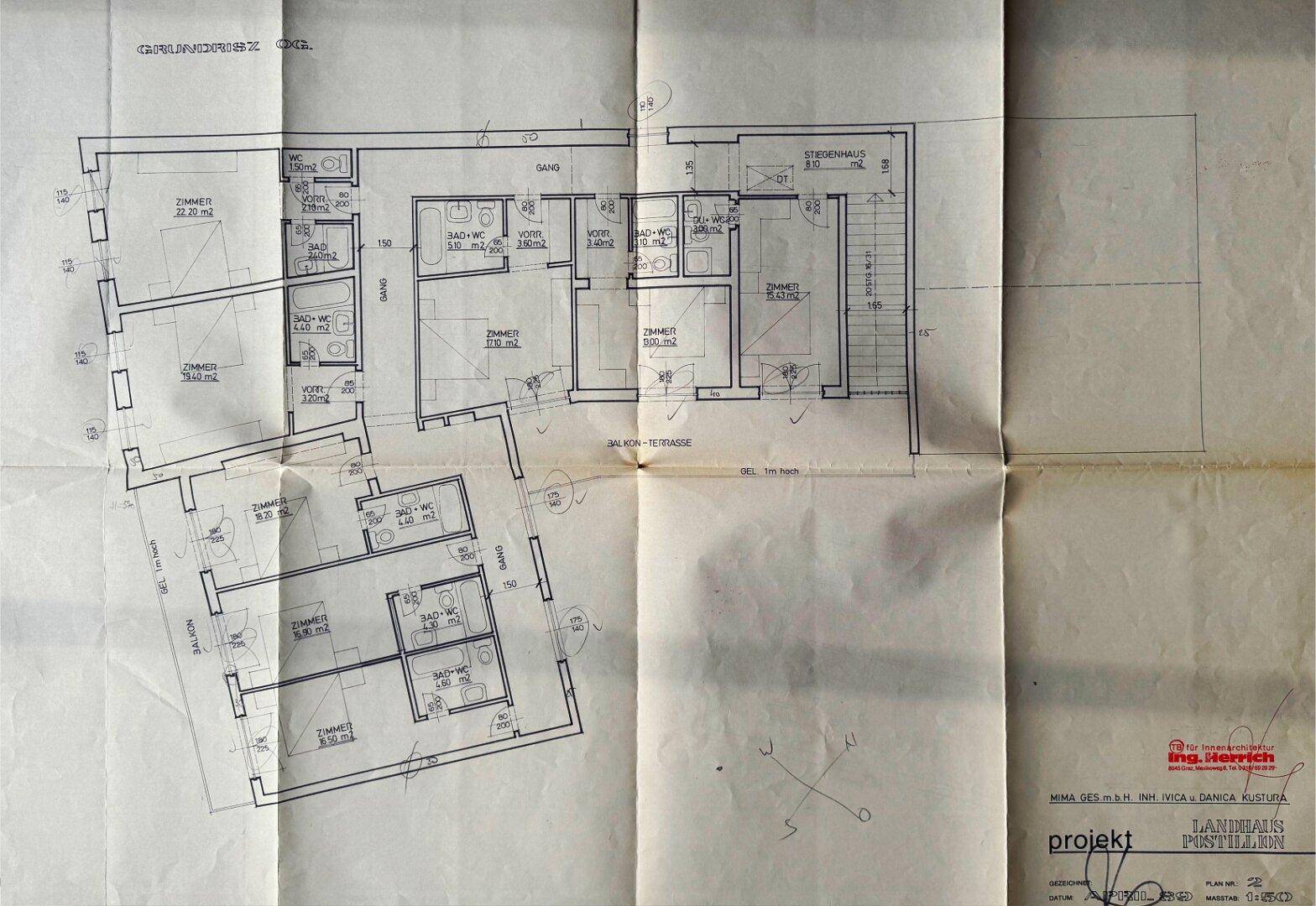 Grundriss des Obergeschosses mit mehreren Zimmern, Bädern und Balkon.
