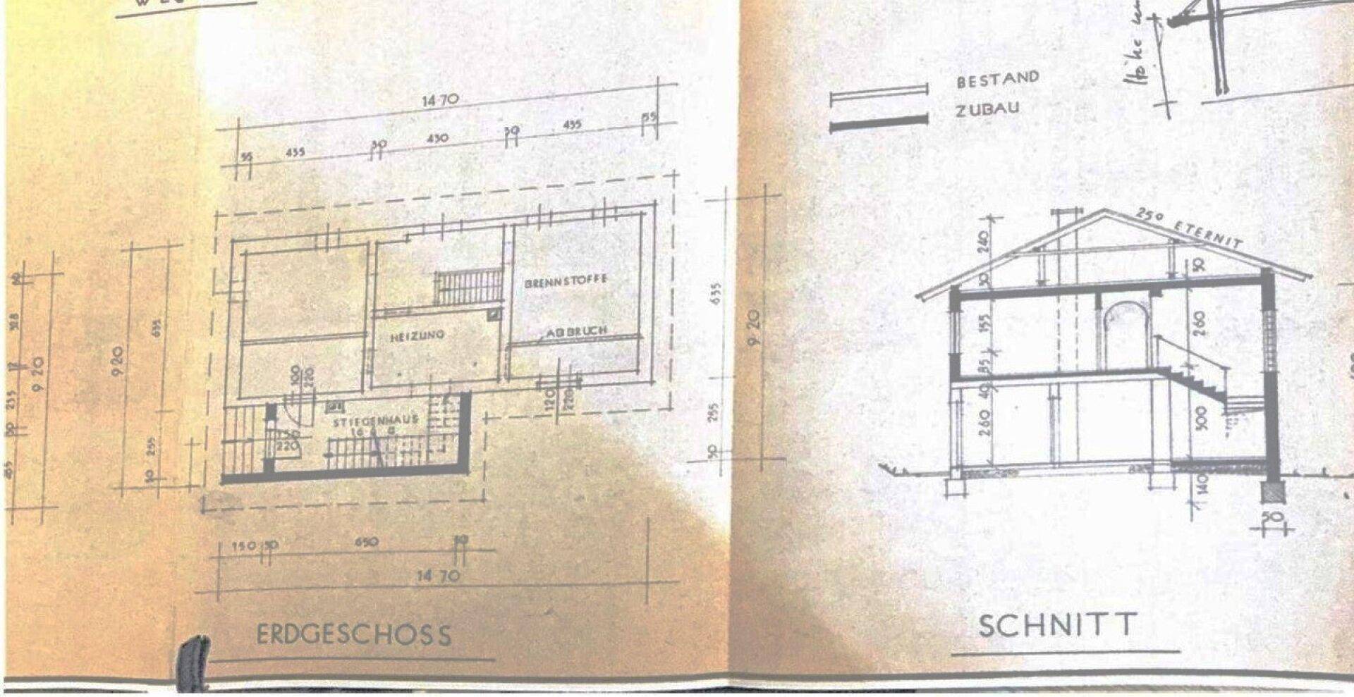 Grundriss des Erdgeschosses und ein Gebäudeschnitt mit Heizungs- und Abstellräumen.