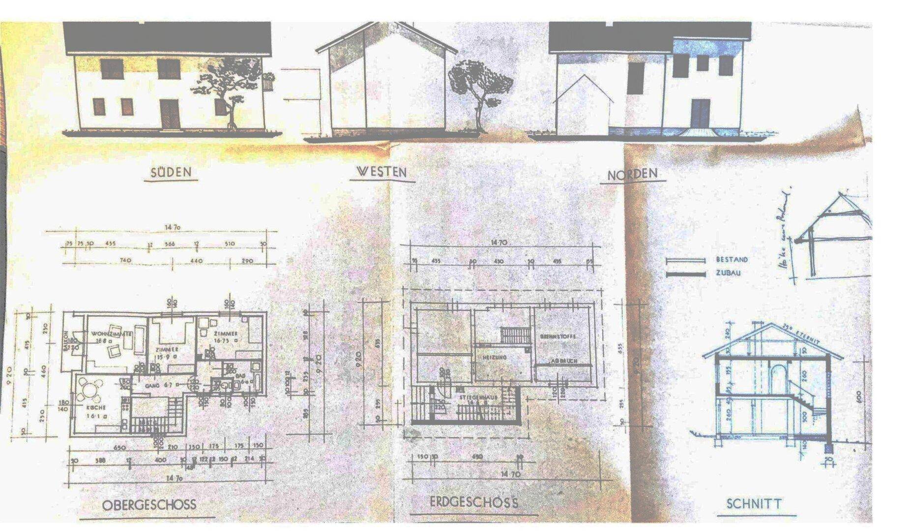 Übersichtlicher Grundrissplan mit Ansichten des Hauses von verschiedenen Himmelsrichtungen.