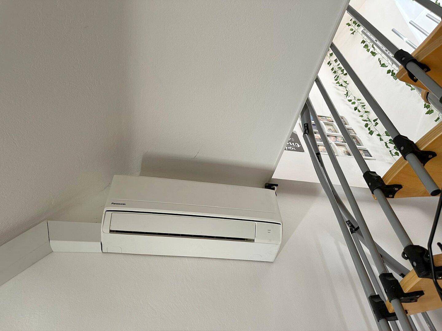 Klimaanlage an der Wand montiert, sorgt für angenehme Raumtemperatur in jedem Zimmer.