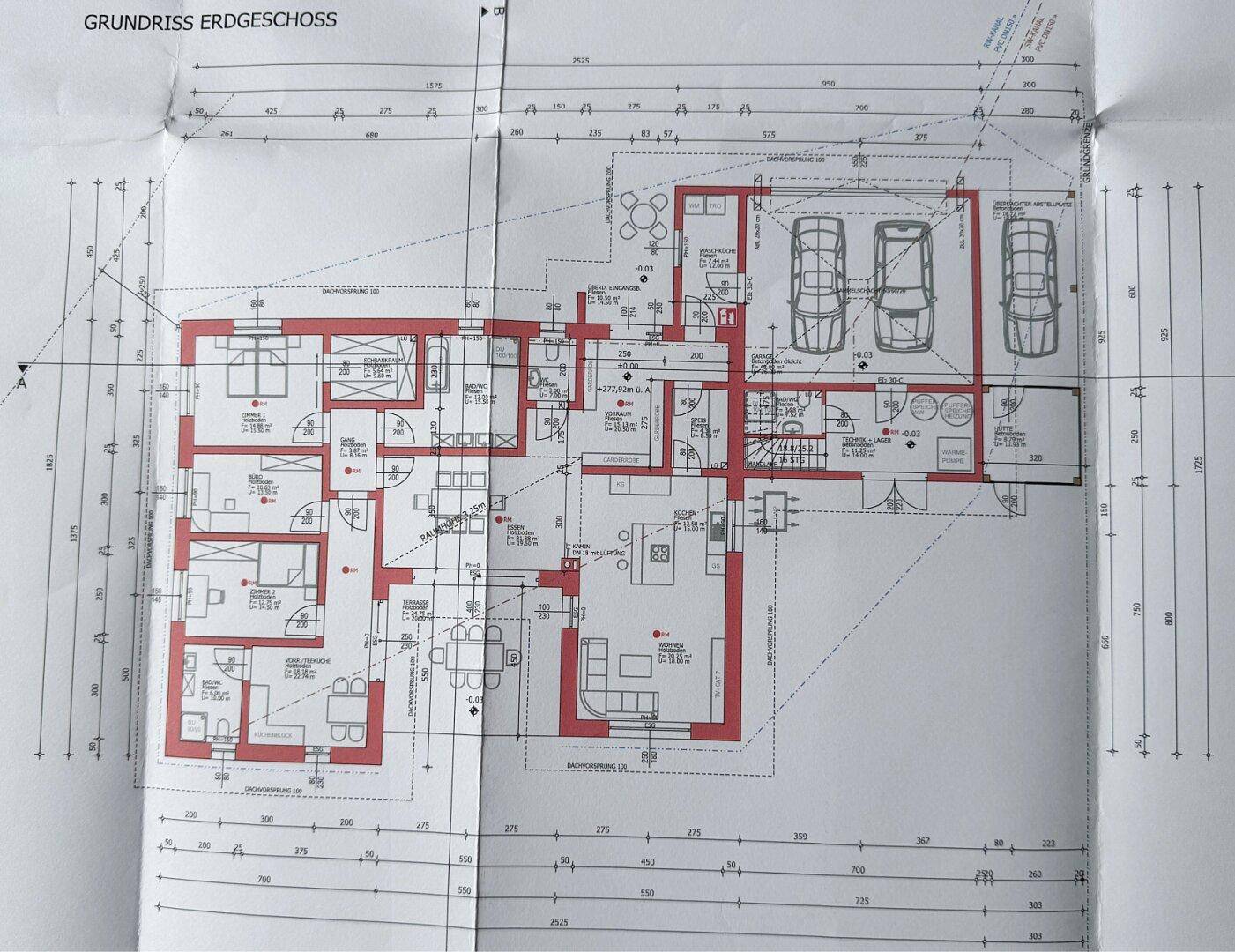 Grundriss des Erdgeschosses mit mehreren Zimmern, offener Küche und Doppelgarage.