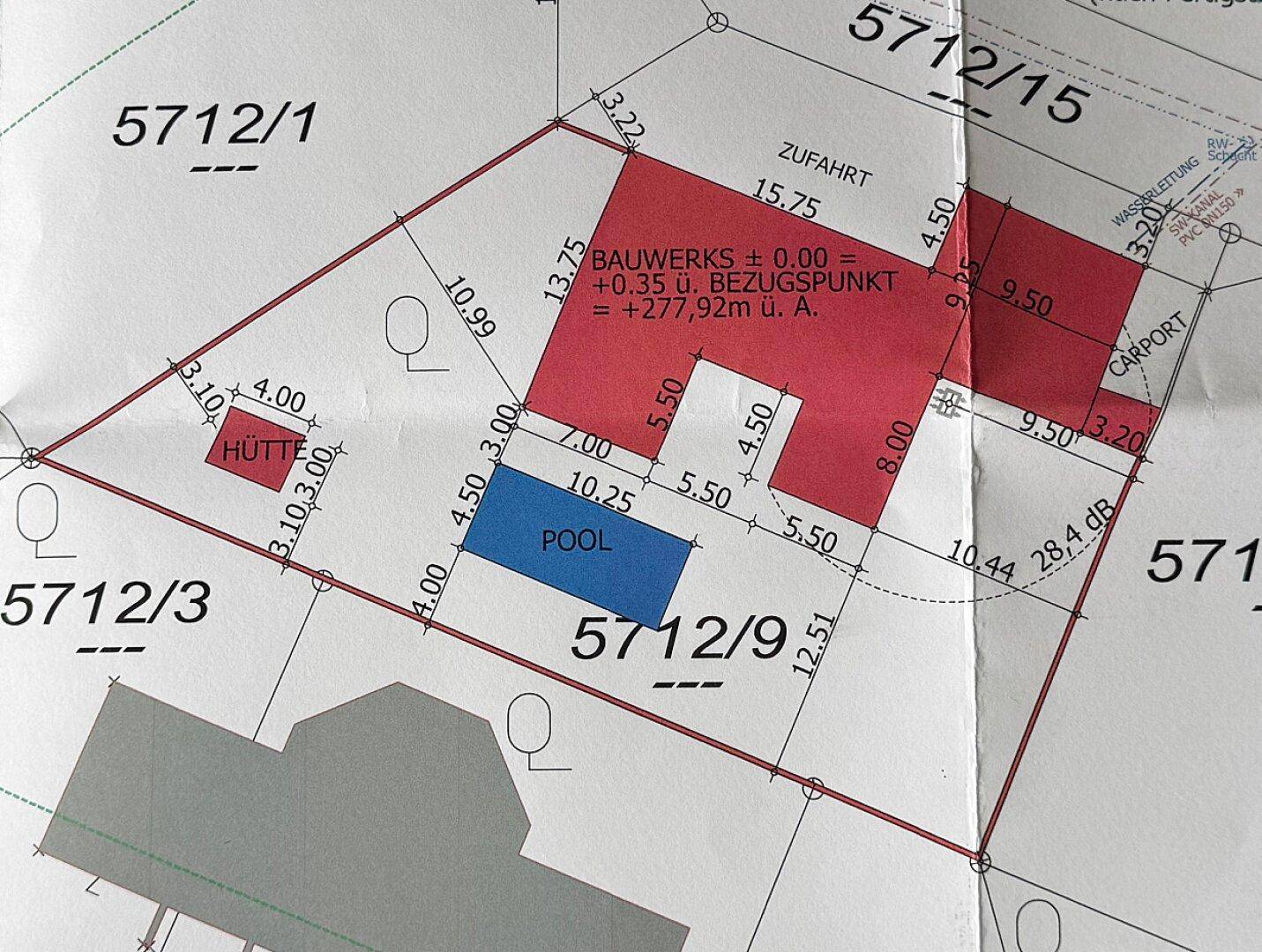 Lageplan des Grundstücks mit eingezeichnetem Pool, Gartenhütte und Carport.