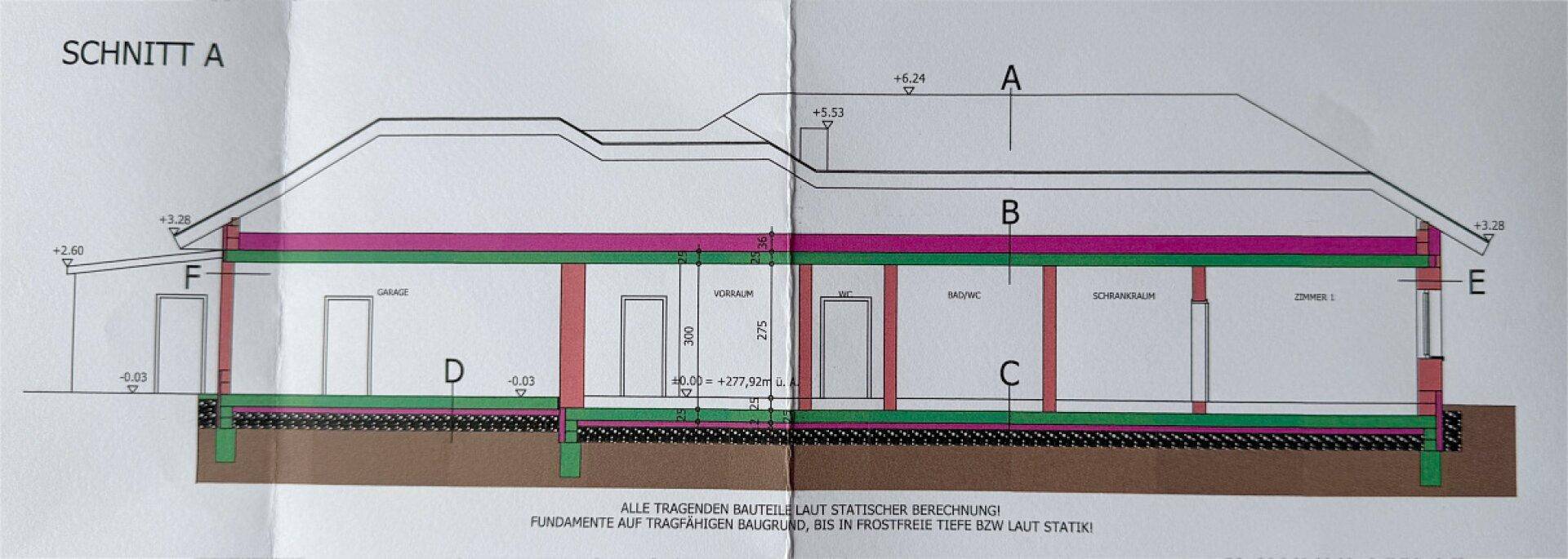 Gebäudeschnitt A zeigt die vertikale Struktur und Raumhöhen des Hauses mit Dachschräge.