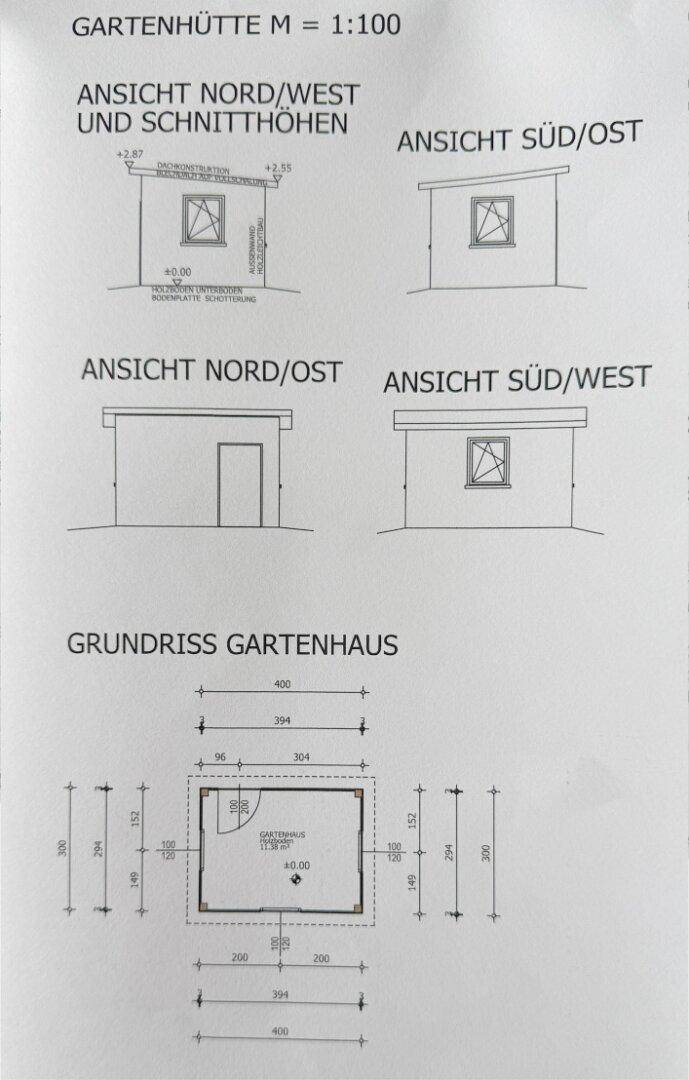 Detaillierte Pläne für eine Gartenhütte mit Ansichten und Grundriss im Maßstab 1:100.