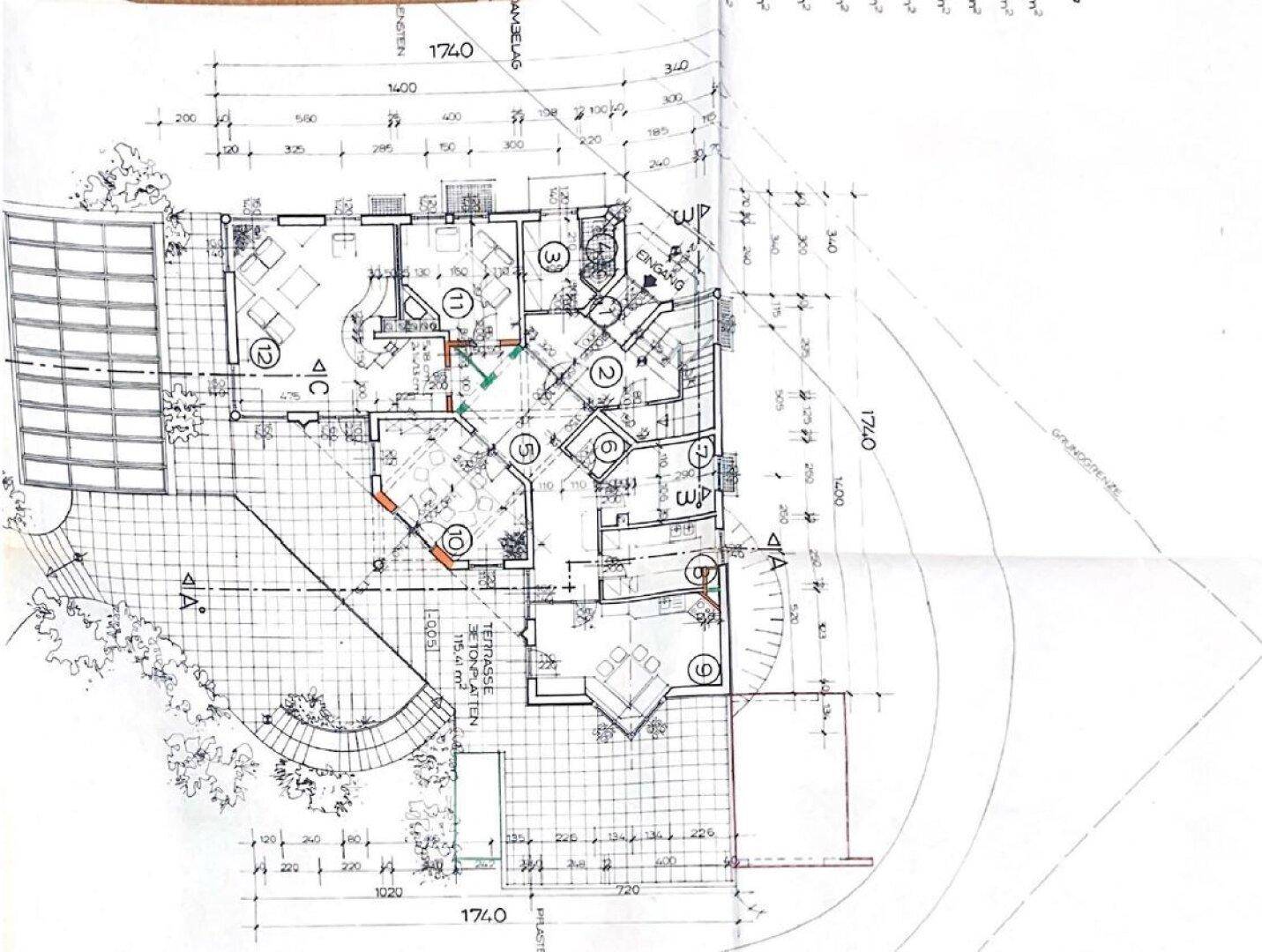 Detaillierter Grundriss mit Außenbereich, Terrasse und Gartenanlage.