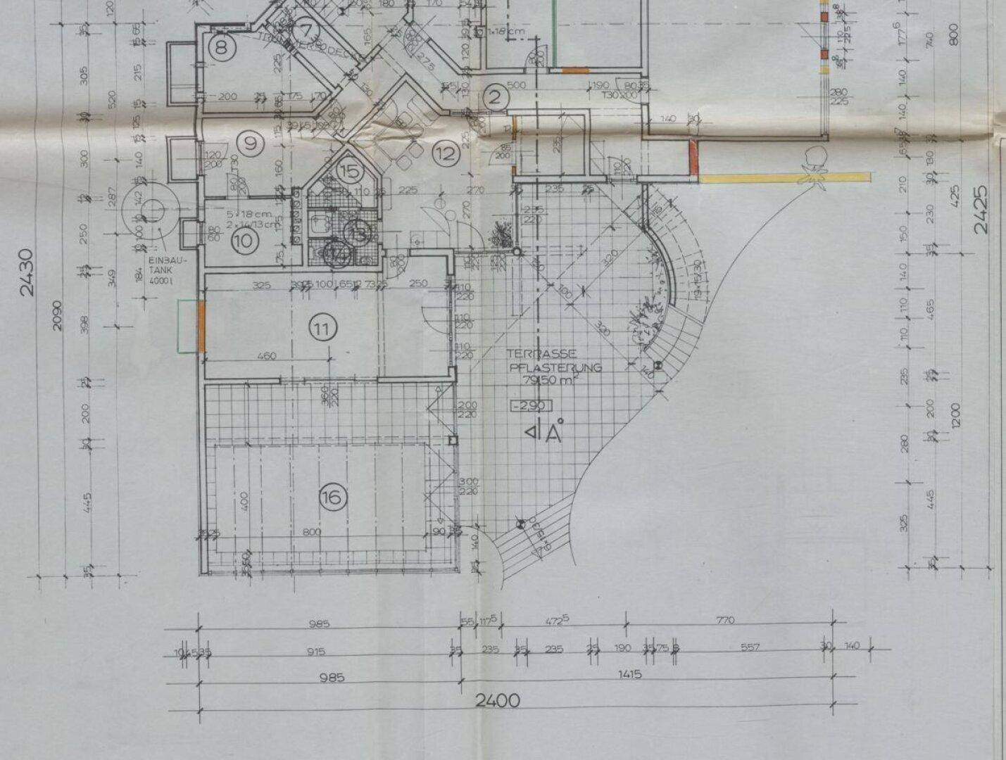 Grundriss des Erdgeschosses mit Garage, Terrasse und verschiedenen Räumen.