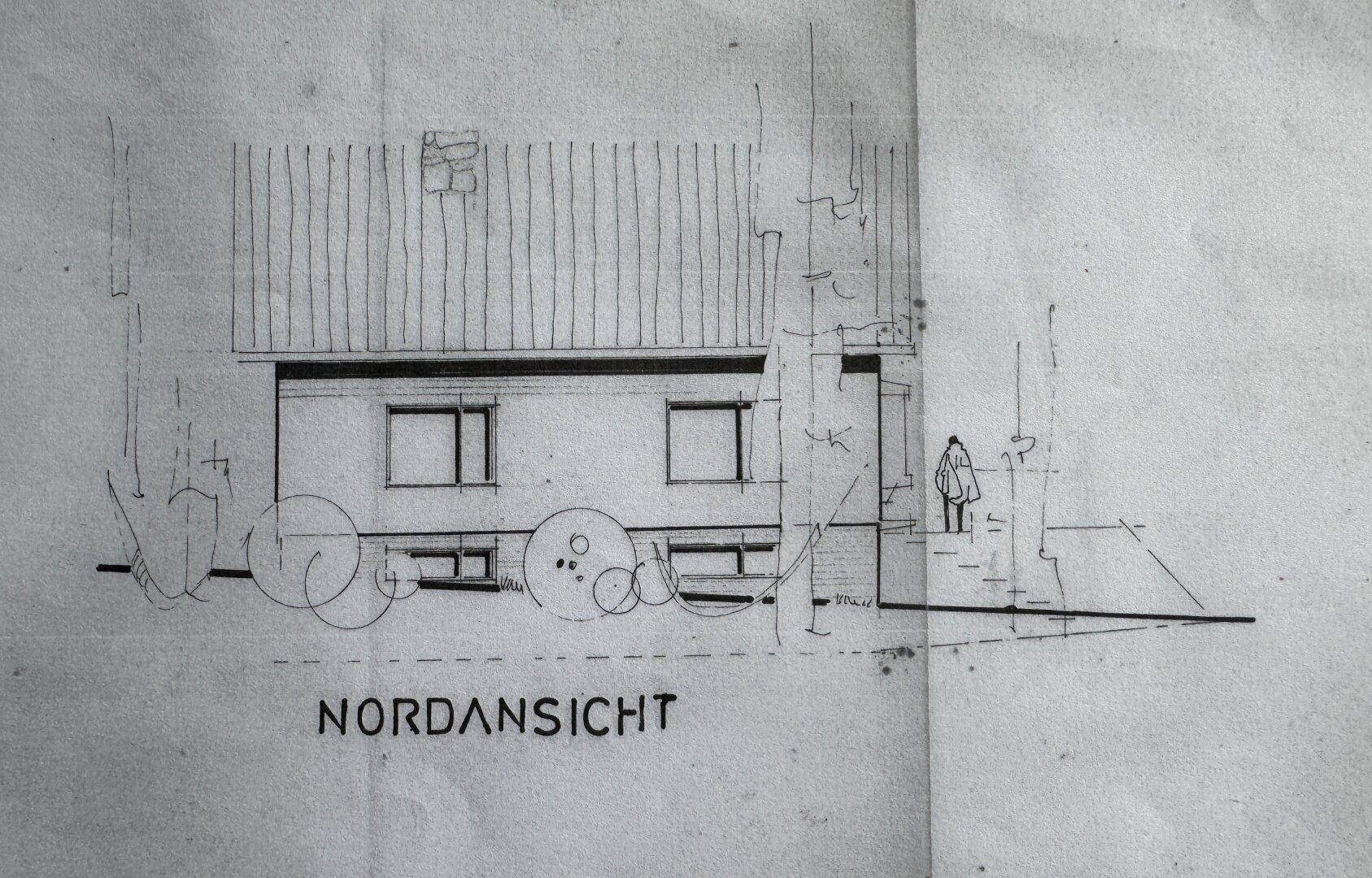 Architektonische Zeichnung der Nordansicht des Hauses mit Details zur Fassadengestaltung.