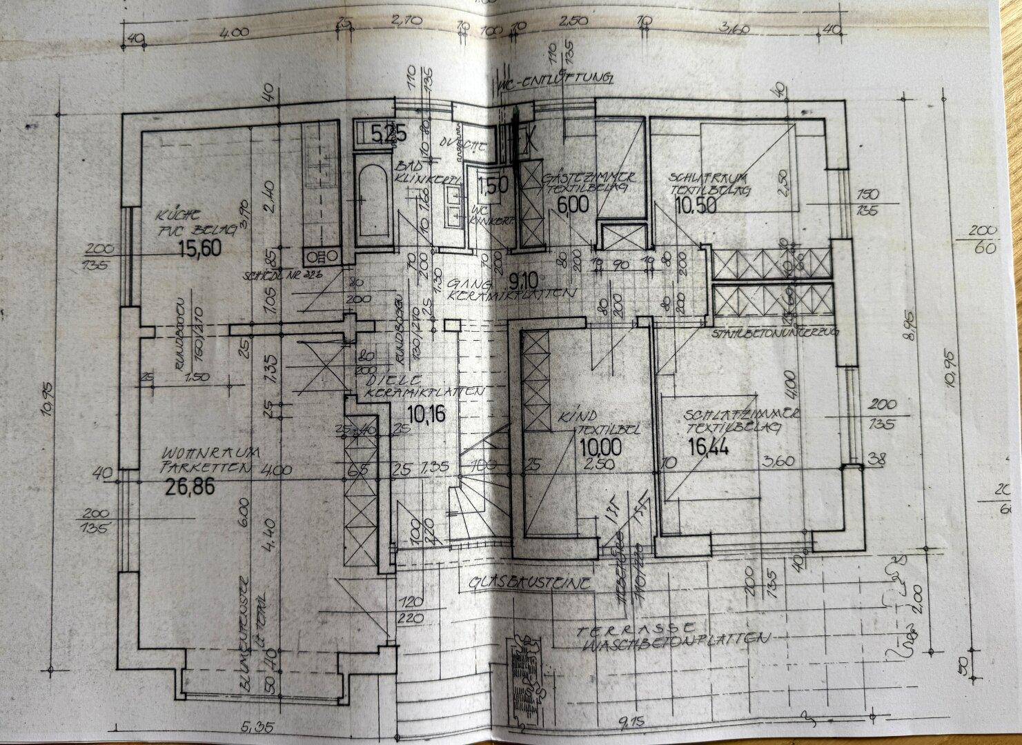 Detaillierter Grundriss des Erdgeschosses mit Wohnraum, Küche, Schlafzimmern und Terrasse.
