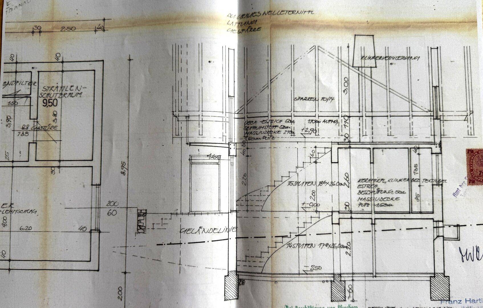 Schnittzeichnung des Gebäudes, die die Treppen und die Dachkonstruktion detailliert darstellt.
