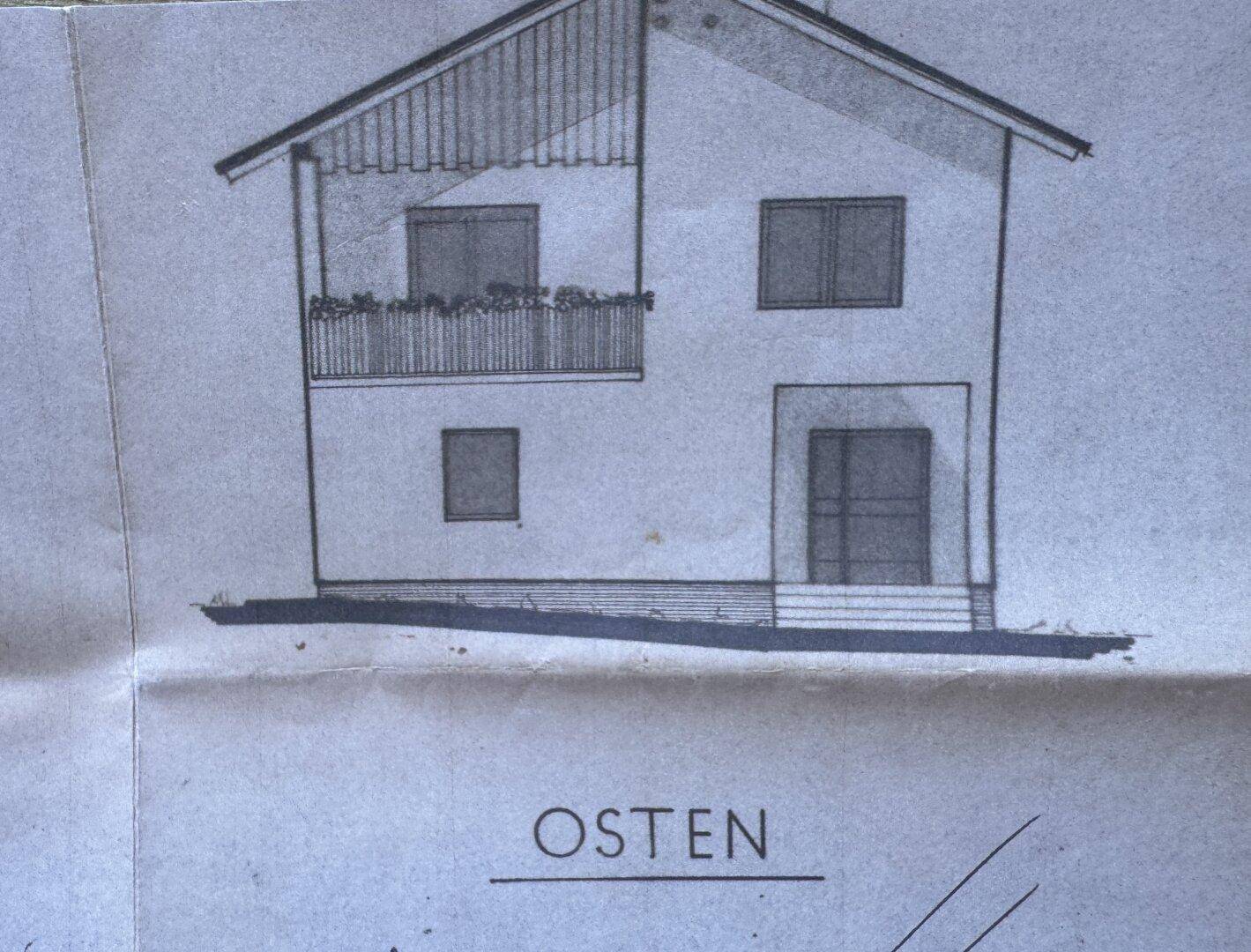 Architektonische Zeichnung der Ostfassade eines Hauses mit Balkon und Satteldach.