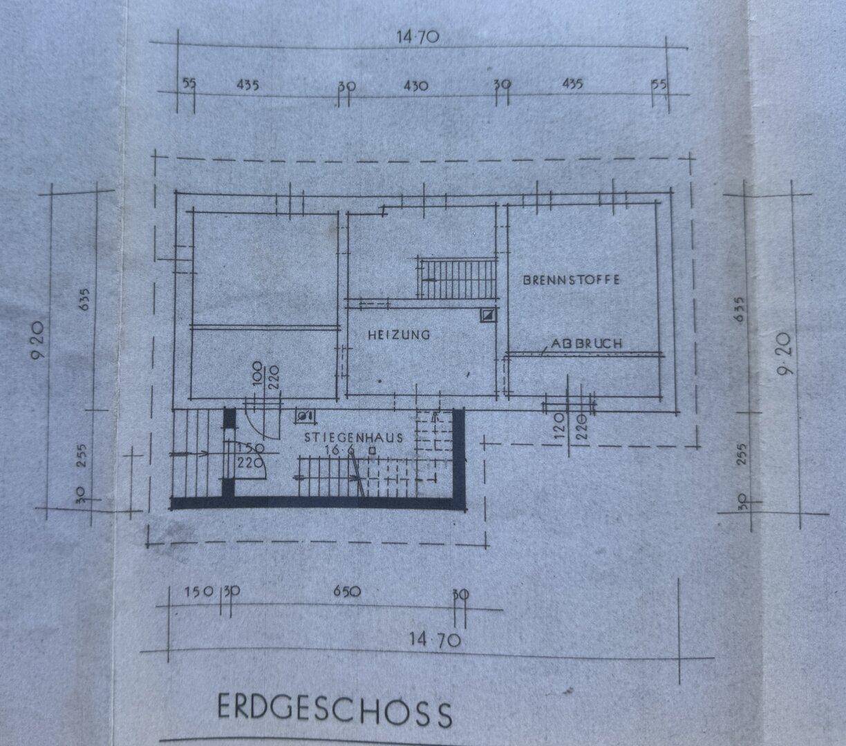 Grundriss des Erdgeschosses mit Heizungsraum, Brennstofflager und Treppenhaus.