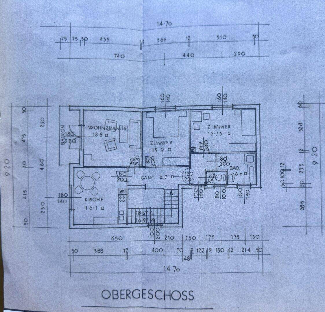Grundriss des Obergeschosses mit Wohnzimmer, Küche, Schlafzimmern, Bad und Balkon.