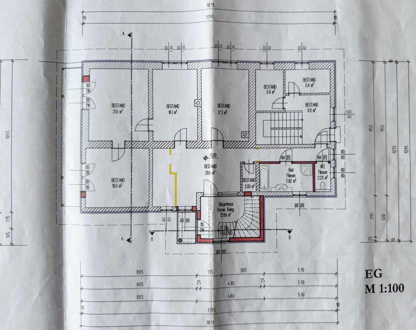 Grundriss des Erdgeschosses mit verschiedenen Räumen und Abmessungen.
