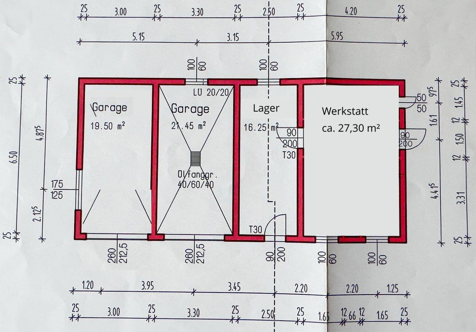 Grundriss der Garage mit Lager- und Werkstattbereichen und Abmessungen.