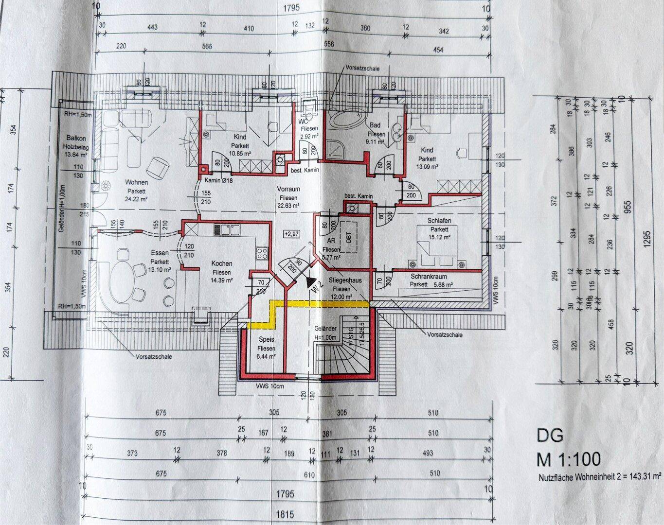 Grundriss des Dachgeschosses mit Wohn-, Ess- und Schlafbereichen sowie Balkon.