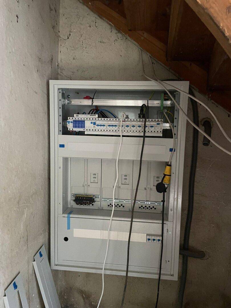Neuer Sicherungskasten mit Verkabelung, bereit für die elektrische Installation des Hauses.