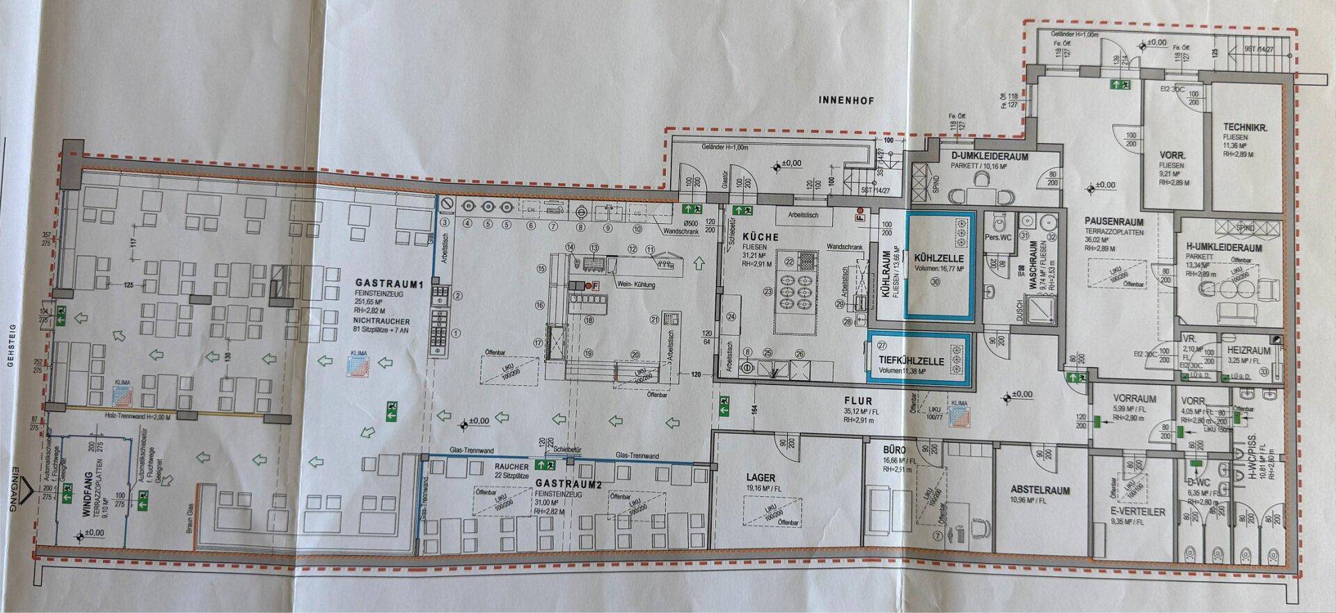 Detaillierter Grundriss eines Gebäudes mit Gasträumen, Küche und Büros.