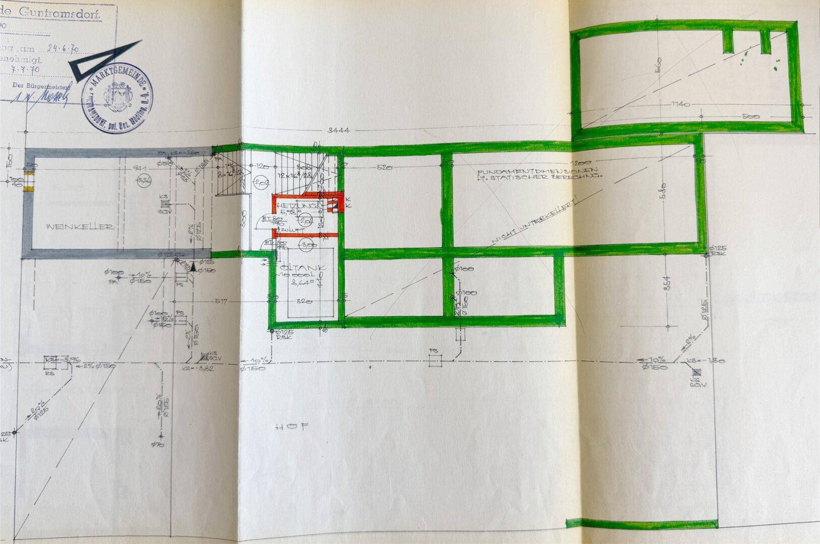 Historischer Grundrissplan mit grün markierten Bereichen und Weinkeller.