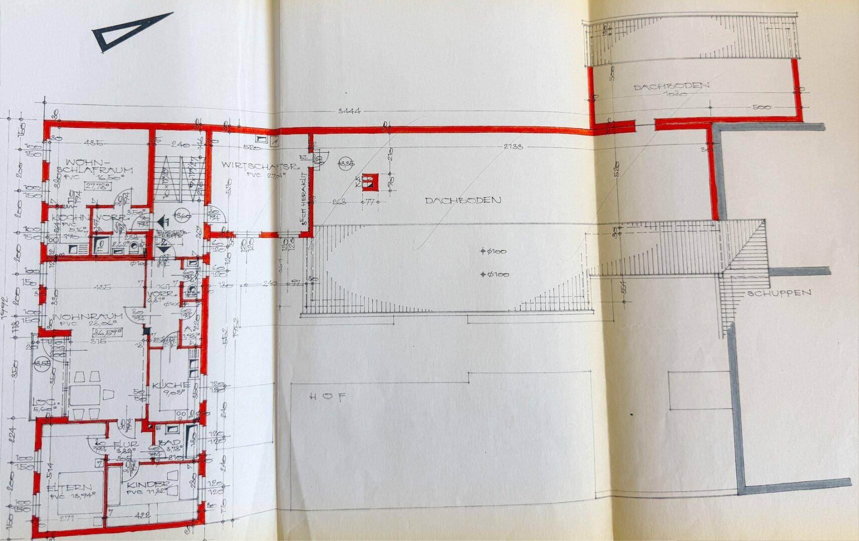 Alter Grundrissplan mit rot markierten Wohn- und Wirtschaftsräumen.
