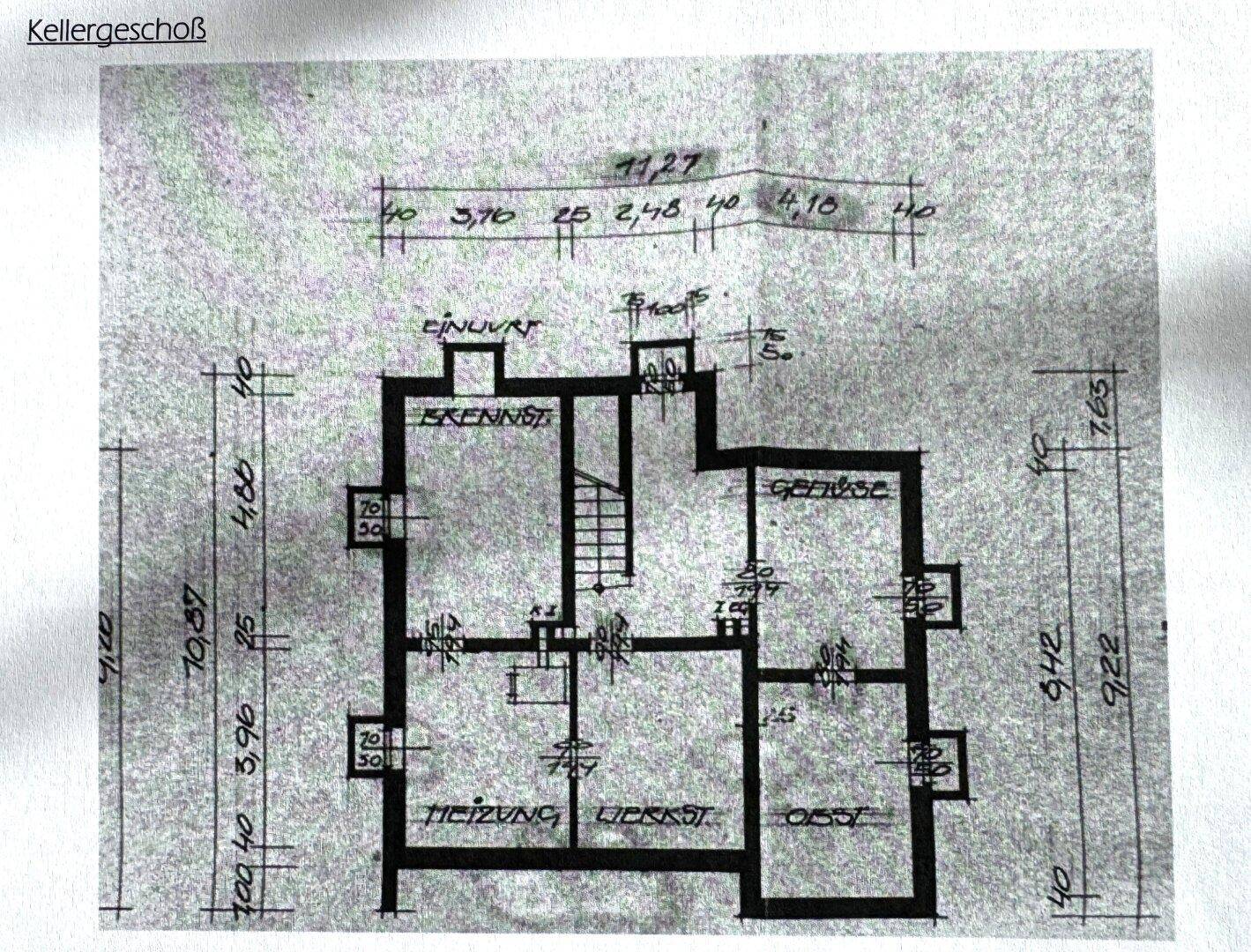 Grundriss des Kellergeschosses mit verschiedenen Abstellräumen und Heizungsbereich.