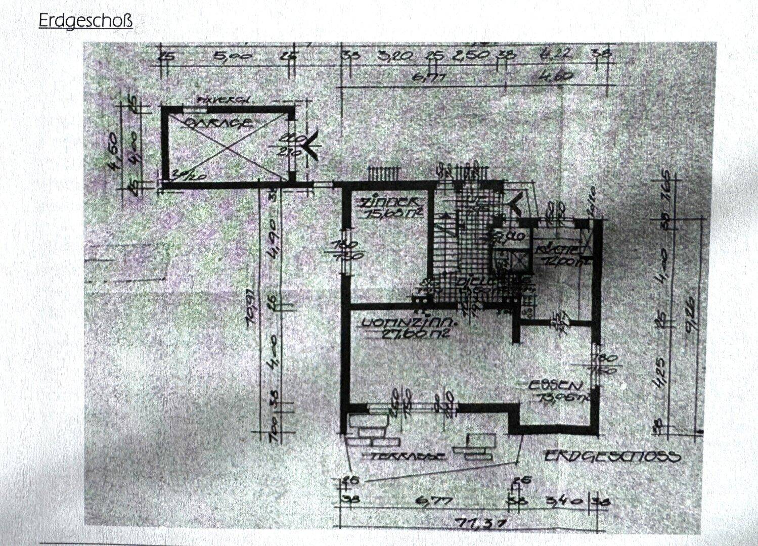 Grundriss des Erdgeschosses mit Wohnbereich, Esszimmer, Terrasse und Garage.