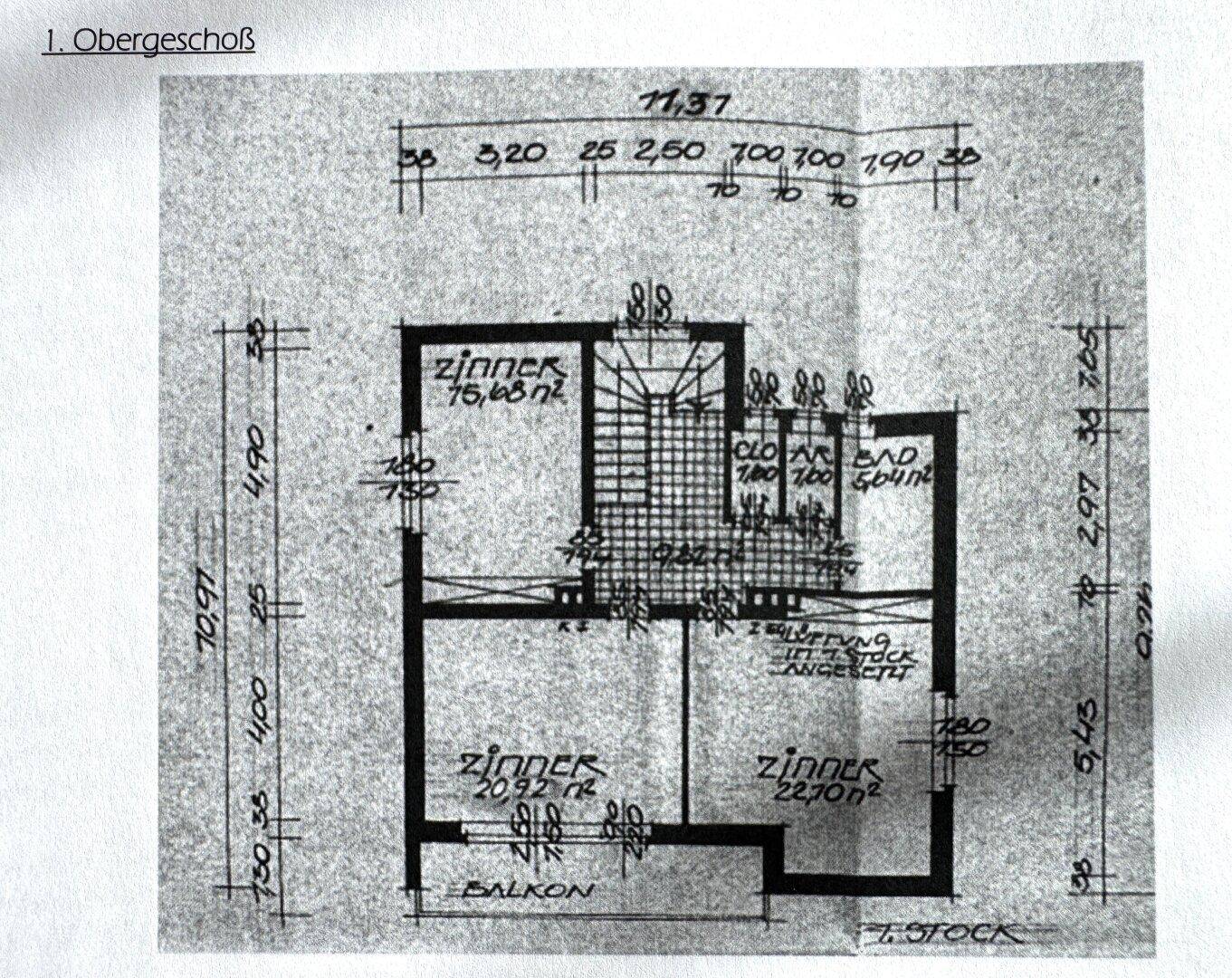Grundriss des ersten Obergeschosses mit Schlafzimmern, Bad und Balkon.